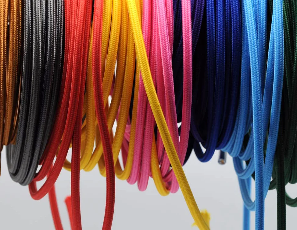 Klartext – Cable textil redondo luminoso para iluminación, 3 x 0,75 mm, rojo, 10 m. Atención: cable tierra incluido. Máxima seguridad a prueba de golpes.