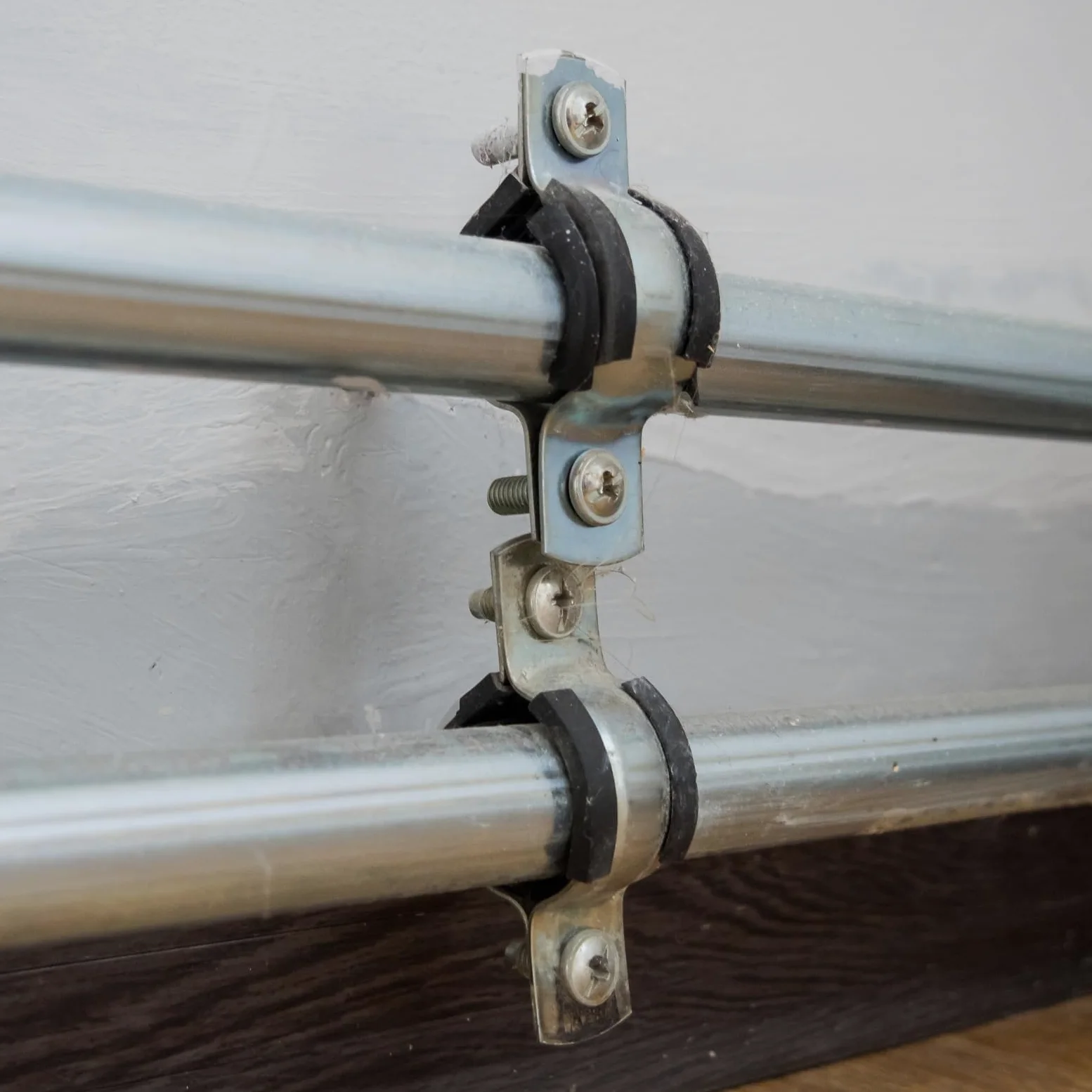 QUARKZMAN 6 Piezas Soporte de Tubo de Anillo Dividido, Soporte de Tubo Ajustable de 90Mm/3.5 Pulgadas para O Techo con Abrazadera de Tubo para Soporte de Tubería de Fontanería y Drenaje