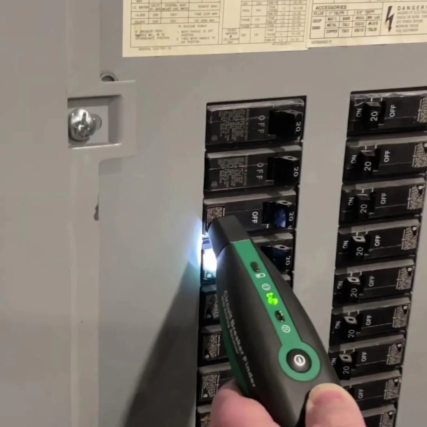 KPS-CC820 Comprobador de enchufes y localizador de protecciones