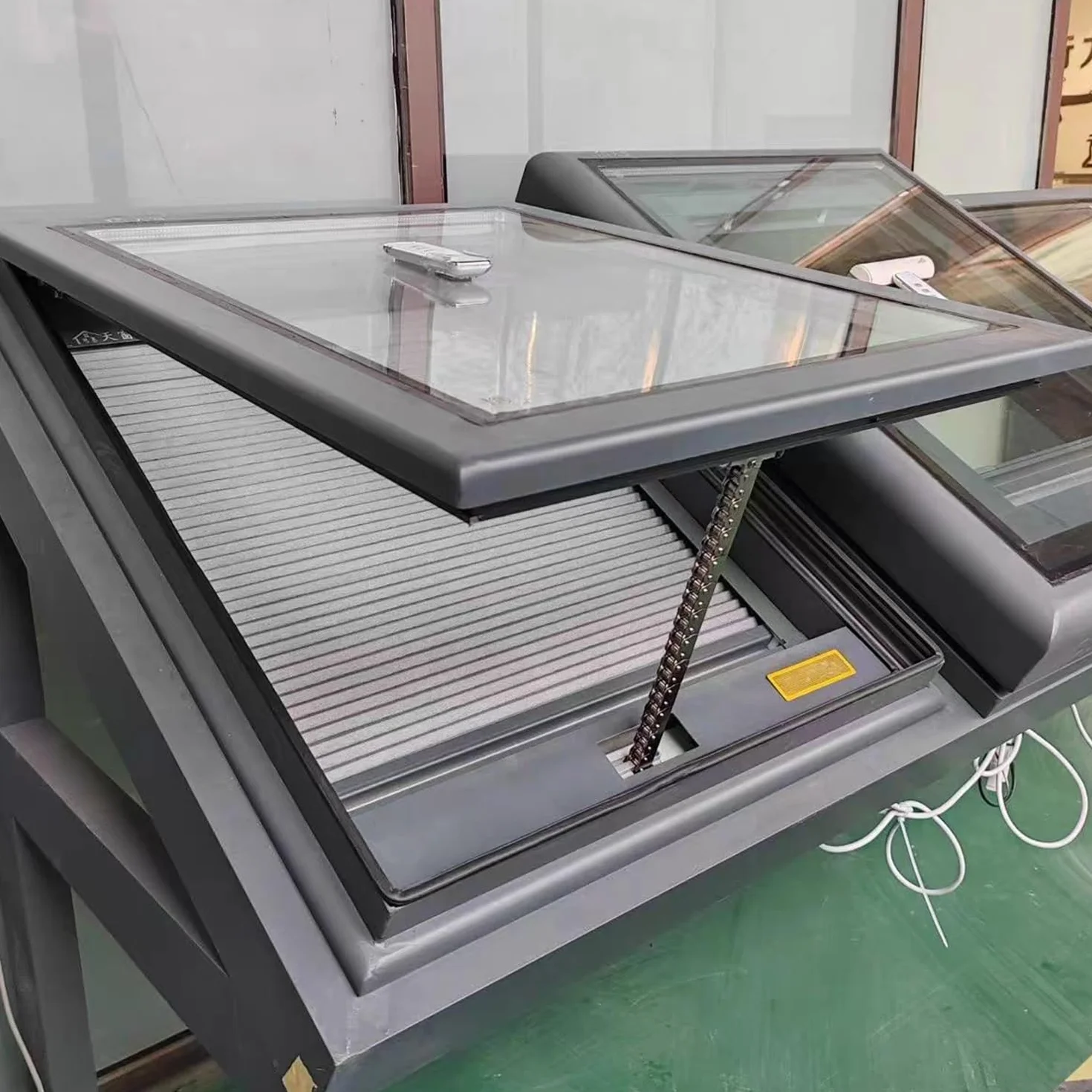 Ventana de techo eléctrica con protección solar y mosquitera para iluminación y ventilación
