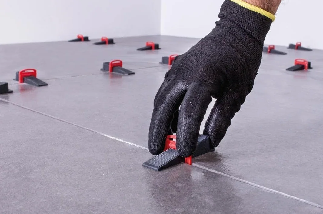 RUBI 2868 | Bridas de Nivelación para Cerámica | Brida de 3 mm para Baldosas Cerámicas de entre 6 y 15 mm | Para Formatos de 30x30 cm y Superiores | 400 unidades | BRIDA DELTA LEVEL SYSTEM
