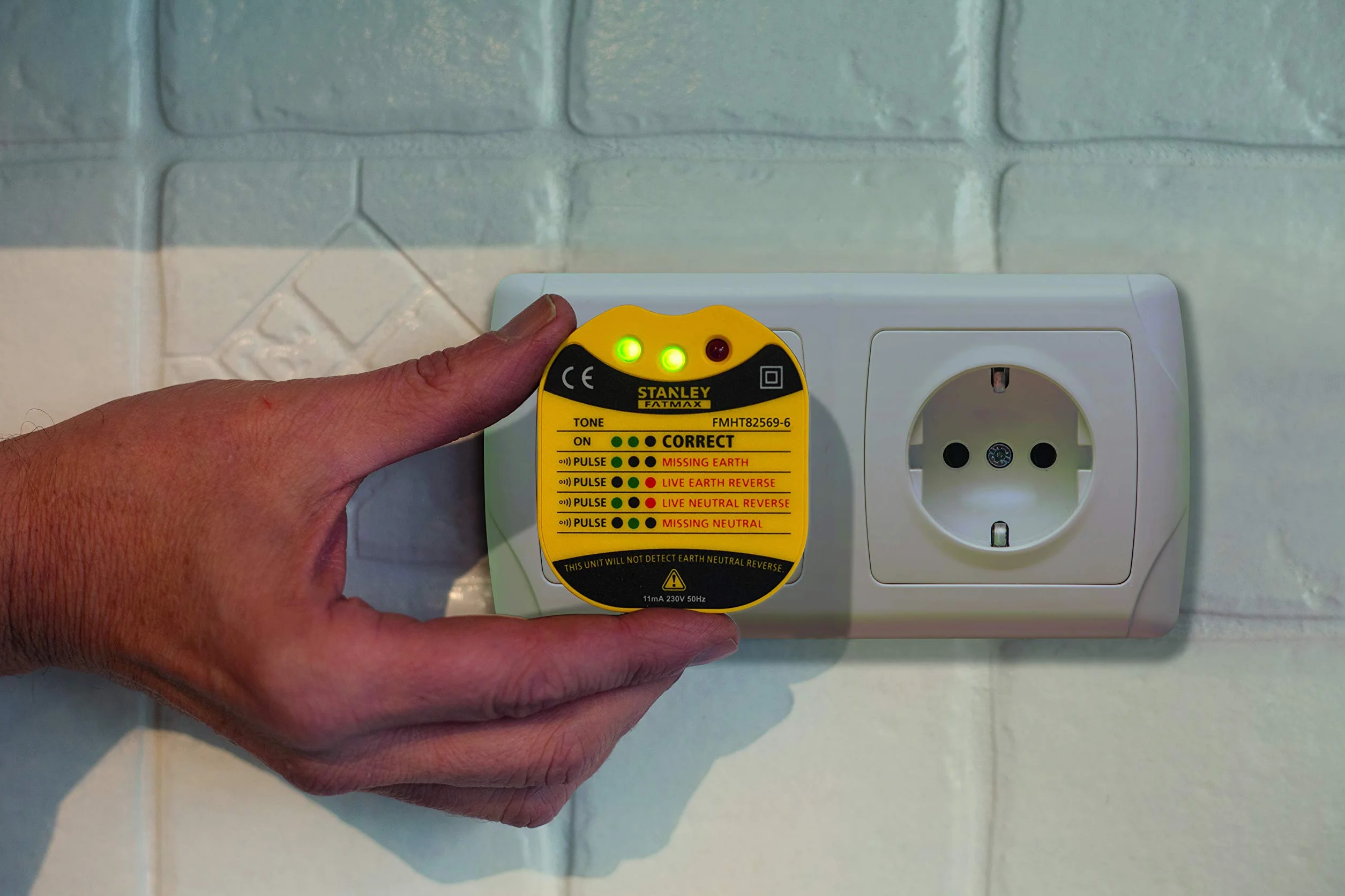 STANLEY Probador de Toma de Pared FatMax 230V con LED Indicador de Fallos Eléctricos CAT II FMHT82569-6