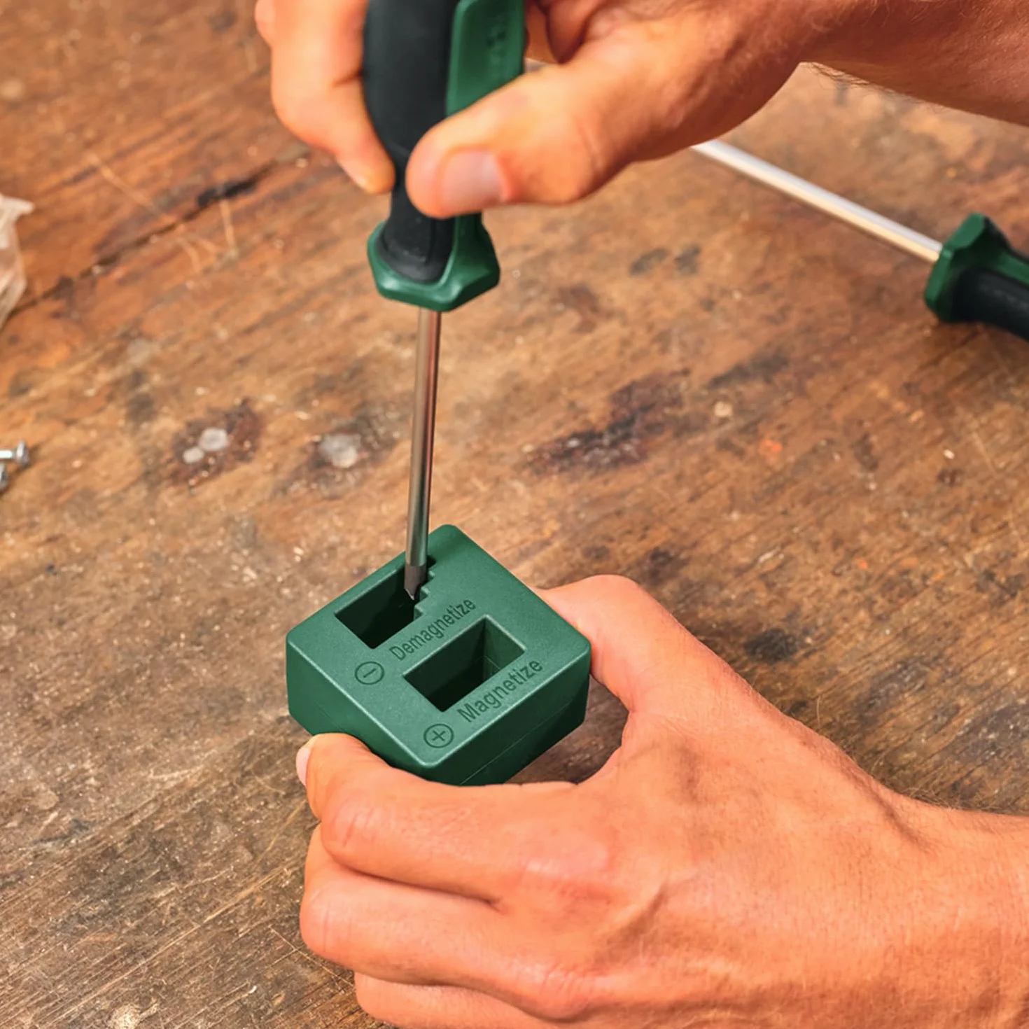 Bosch Magnetizador/desmagnetizador (accesorio destornilladores y puntas; 2 imanes ferrita; fuerza campo magnético mín. 90 mT)