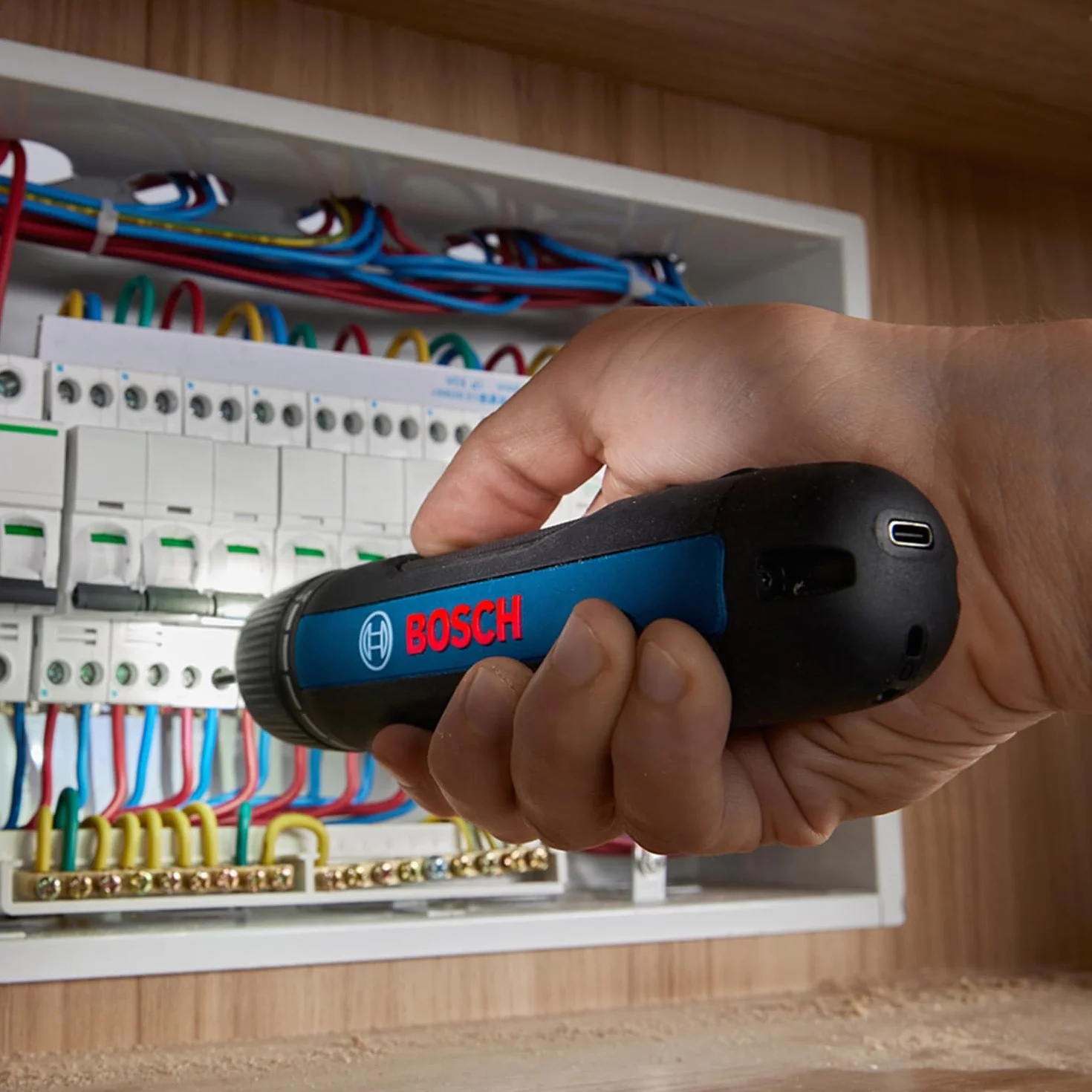 Bosch Professional Atornillador a batería Bosch GO 3 (incl. set de 8 puntas, portapuntas, cable USB-C, minimaletín)