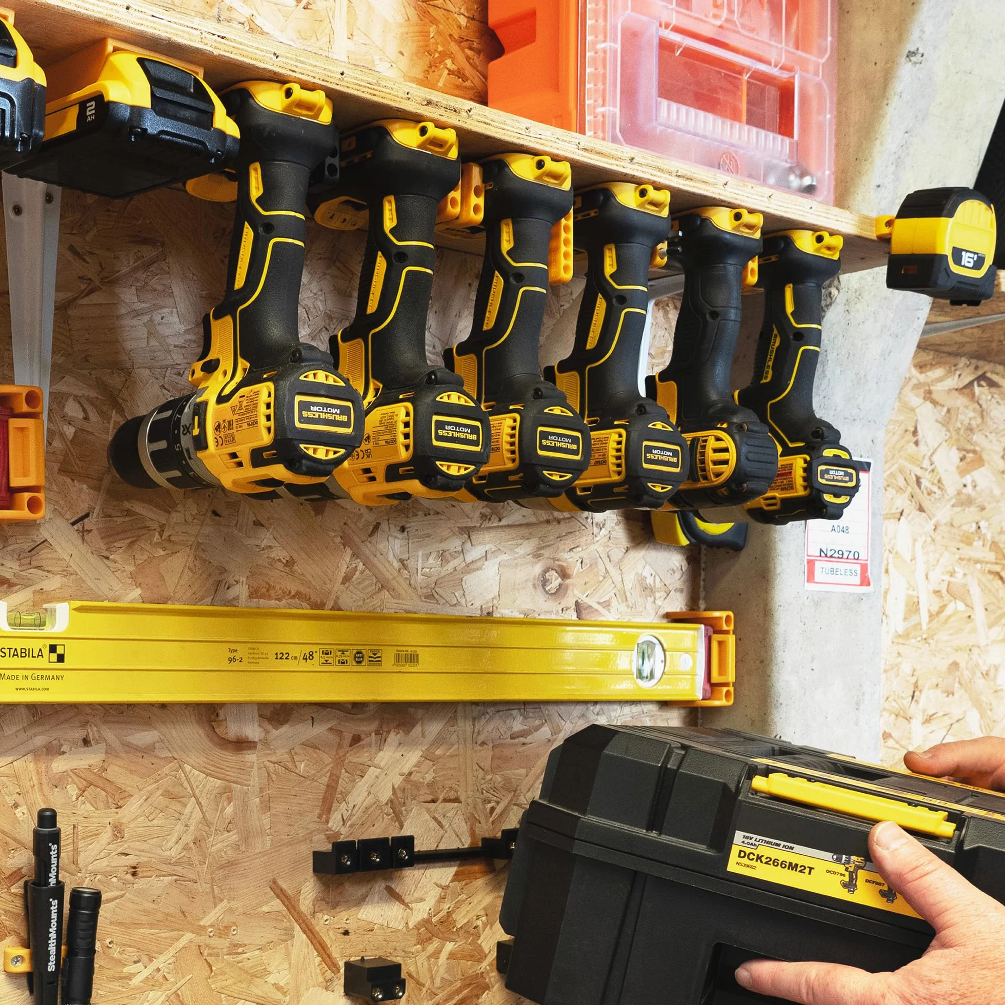 StealthMounts Portaherramientas compatibles con DeWalt MAX + XR + Flexvolt | Soportes de herramientas inalámbricos compatibles con herramientas eléctricas DeWalt de 18 V + 20 V + 54 V + 60 V | Paquete