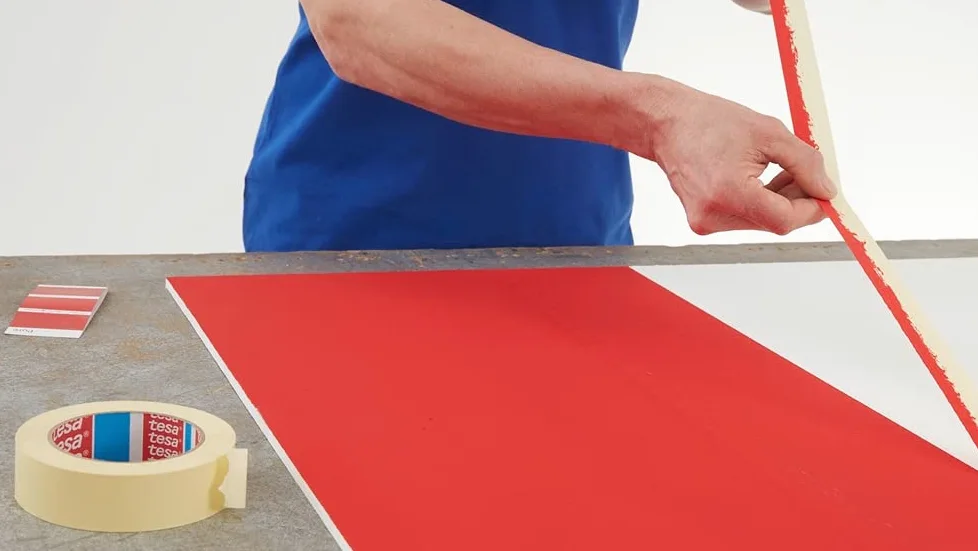 tesa Krepp 4323 Basic - Cinta de enmascarar (para trabajos de pintura ligeros en interiores, 50 m x 25 mm, 12 unidades), color beige claro