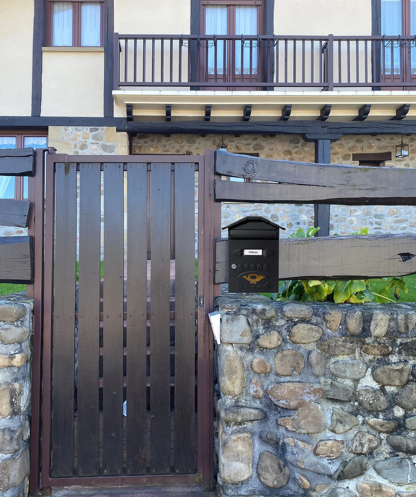 ARREGUI Villa E5004 Buzón Exterior de Acero, Tamaño M (Correo DIN A4 y Revistas), Buzón de Correo Individual, Buzón de Pared de Chapa Gruesa, Antilluvia, Fácil de Instalar, Negro Texturizado