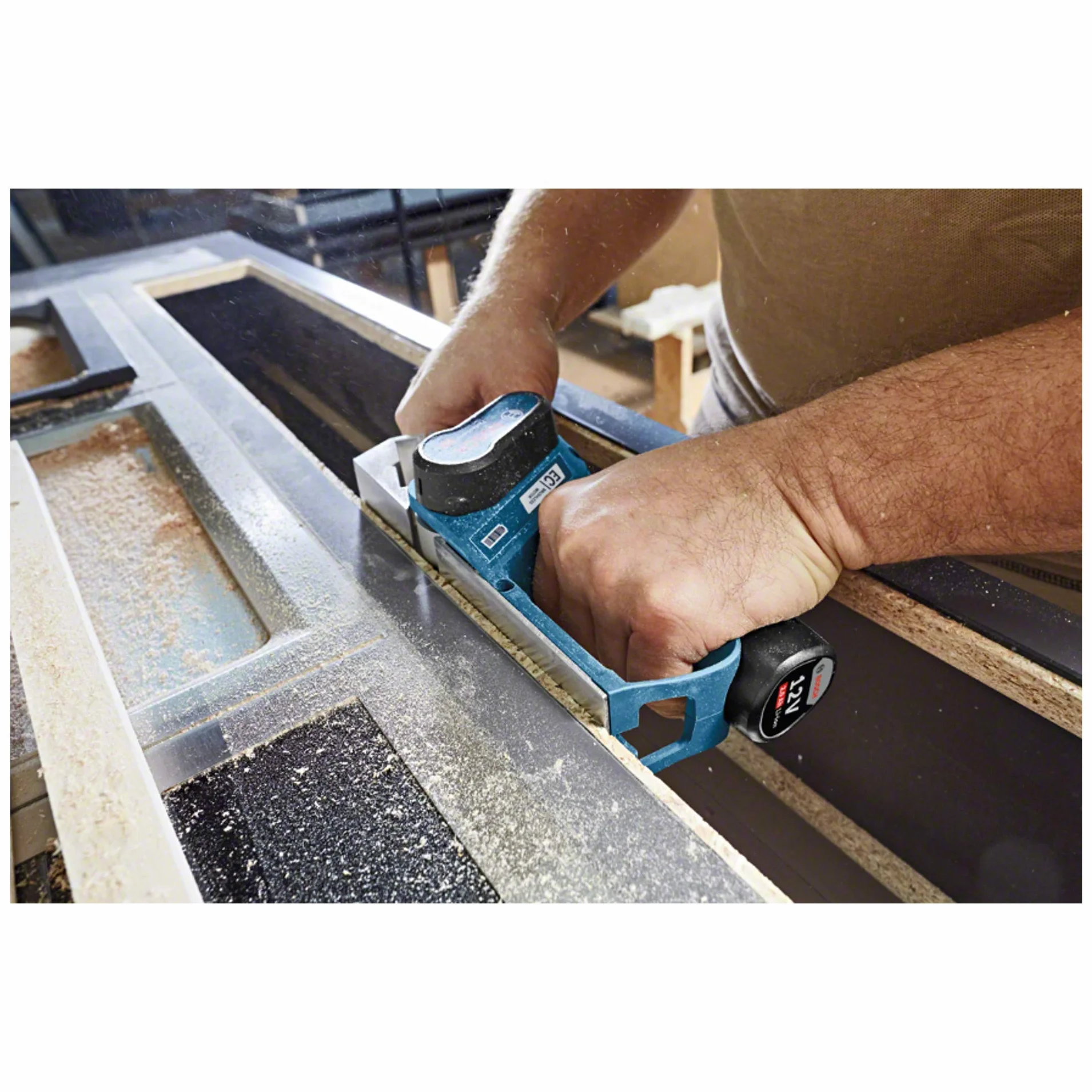 Bosch Professional 12V System cepillo a batería GHO 12V-20 (anchura del cepillo máx.: 56 mm, sin batería/cargador)