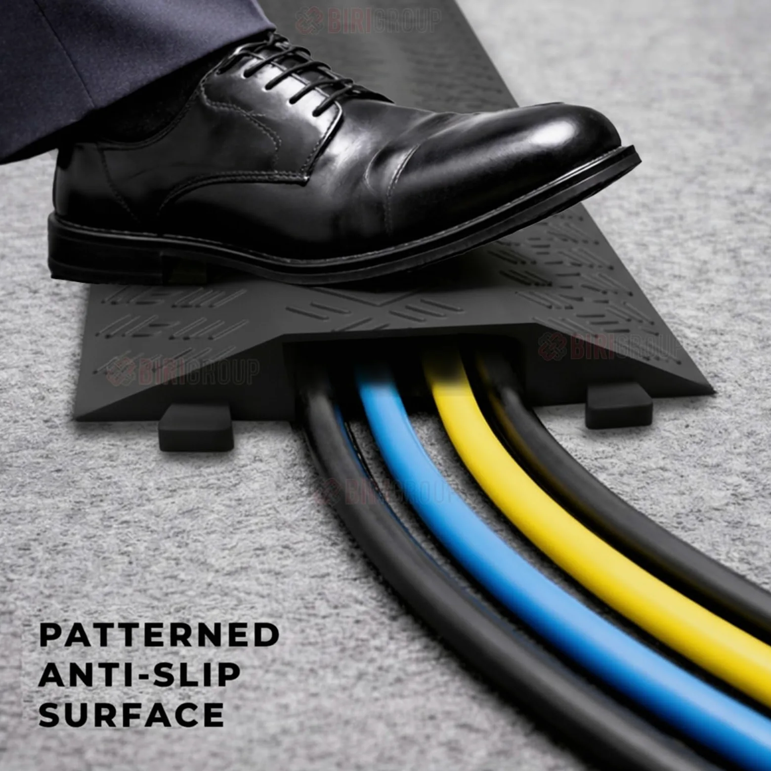 Protector de cable de plástico, 100 x 25 cm, rampa de cable negra con tamaño de canal 87 x 34 mm, cubierta de cable para interiores, rampa de ocultación de cables de suelo con enclavamiento para