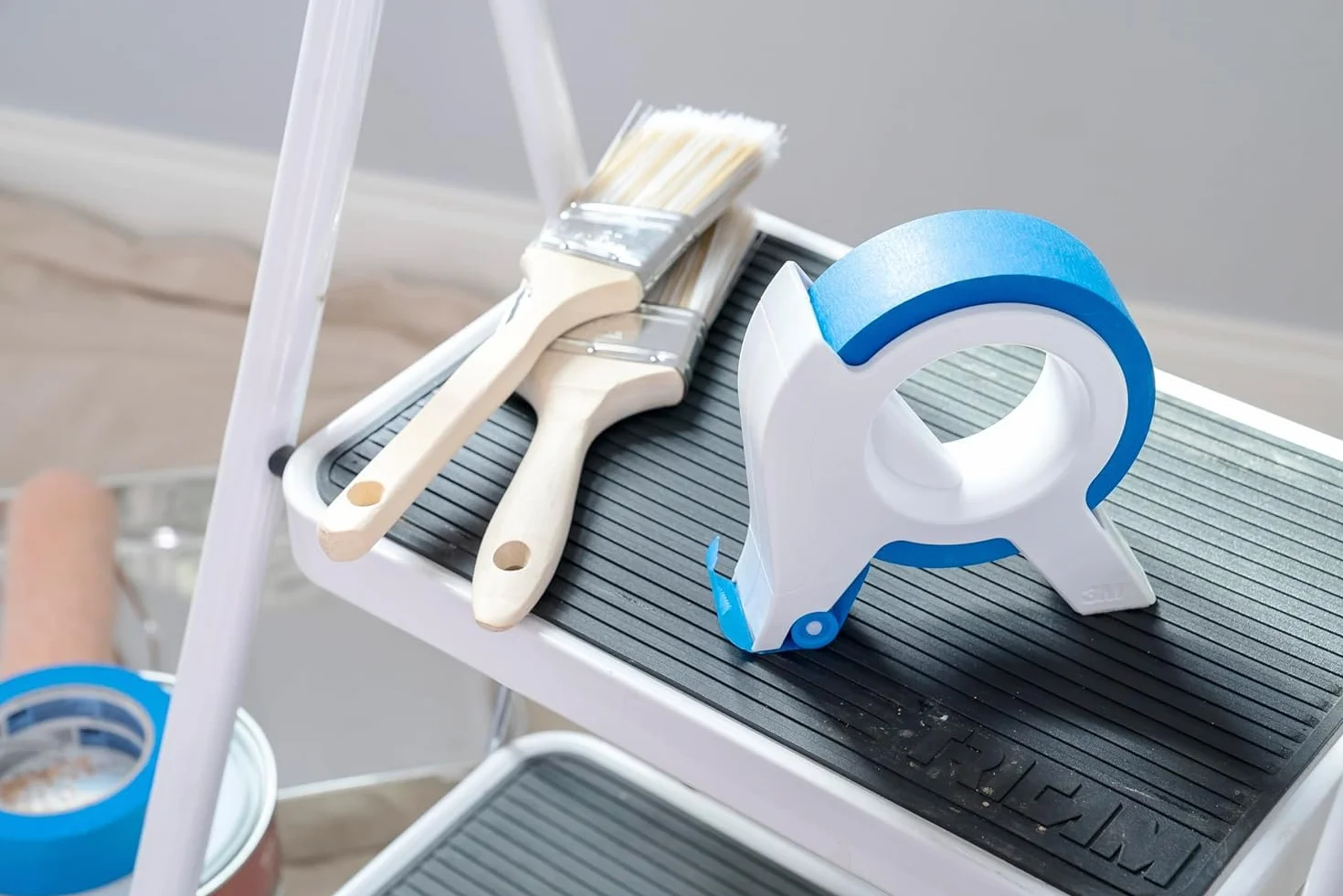 ScotchBlue Aplicador de Cinta de Pintor con 1 Rollo (36 mm x 18,2 m) - Cinta de Enmascarar Multisuperficie - para Molduras, Rodapiés, Marcos de Puertas y Ventanas