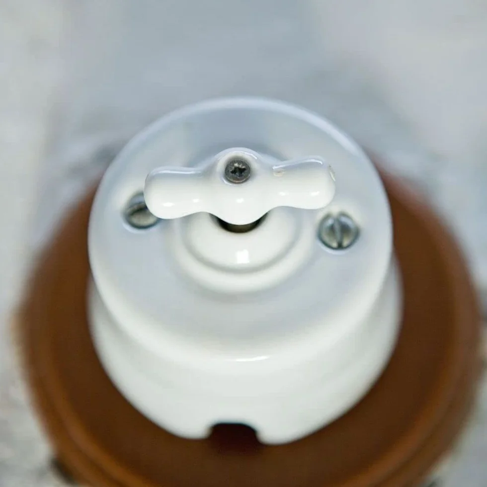 F Line Interruptor-conmutador de superficie de porcelana blanca con lazo