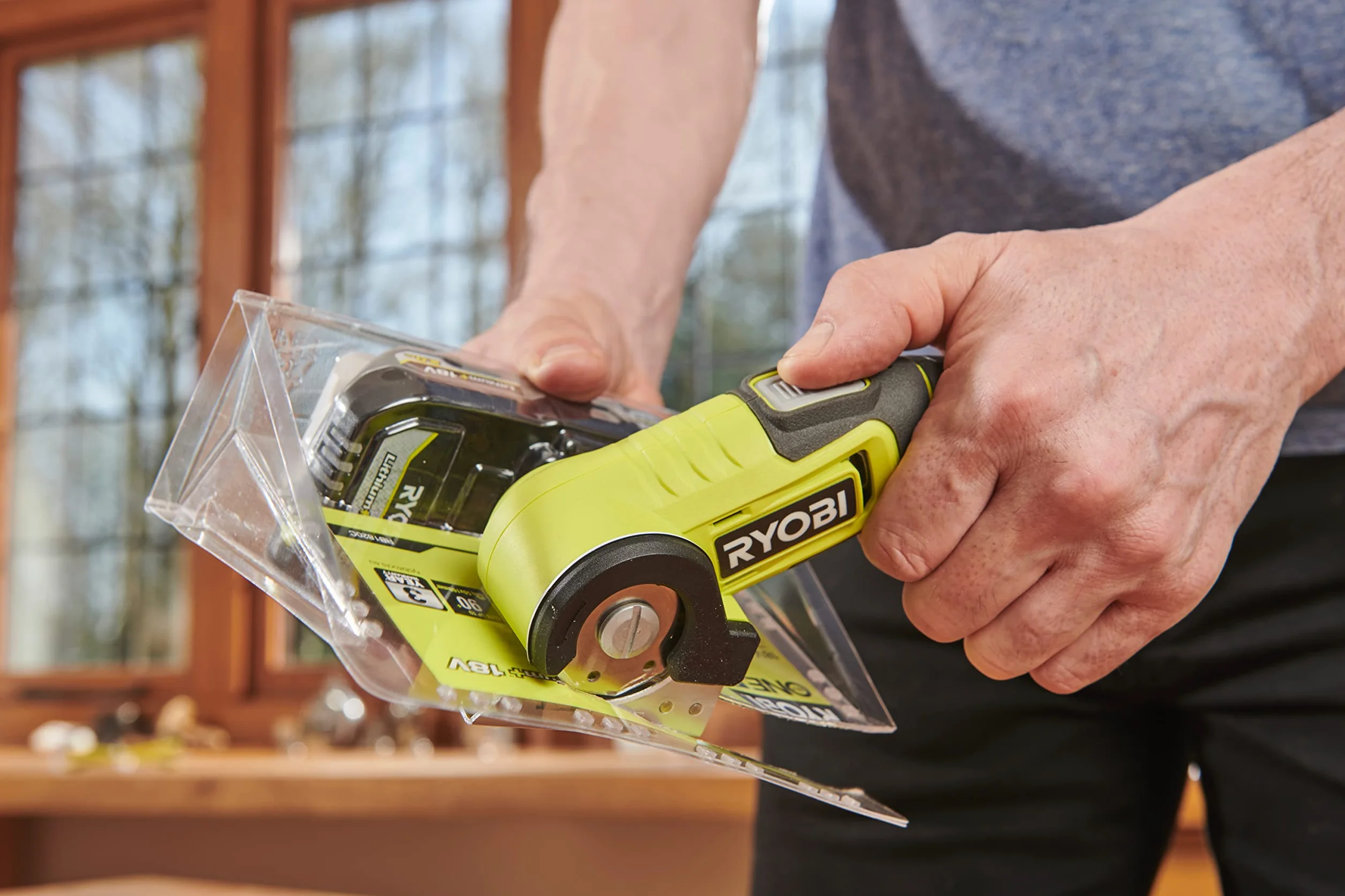 RYOBI - Herrammienta de Corte 4V USB Lithium - Ø38 mm, Velocidad 200 rpm- para Cuero, Plástico, Fieltro, Cartón - Compacto y Liviano - Incluye Batería Extraíble y Cable USB-C para Cargar - RCT4-120G