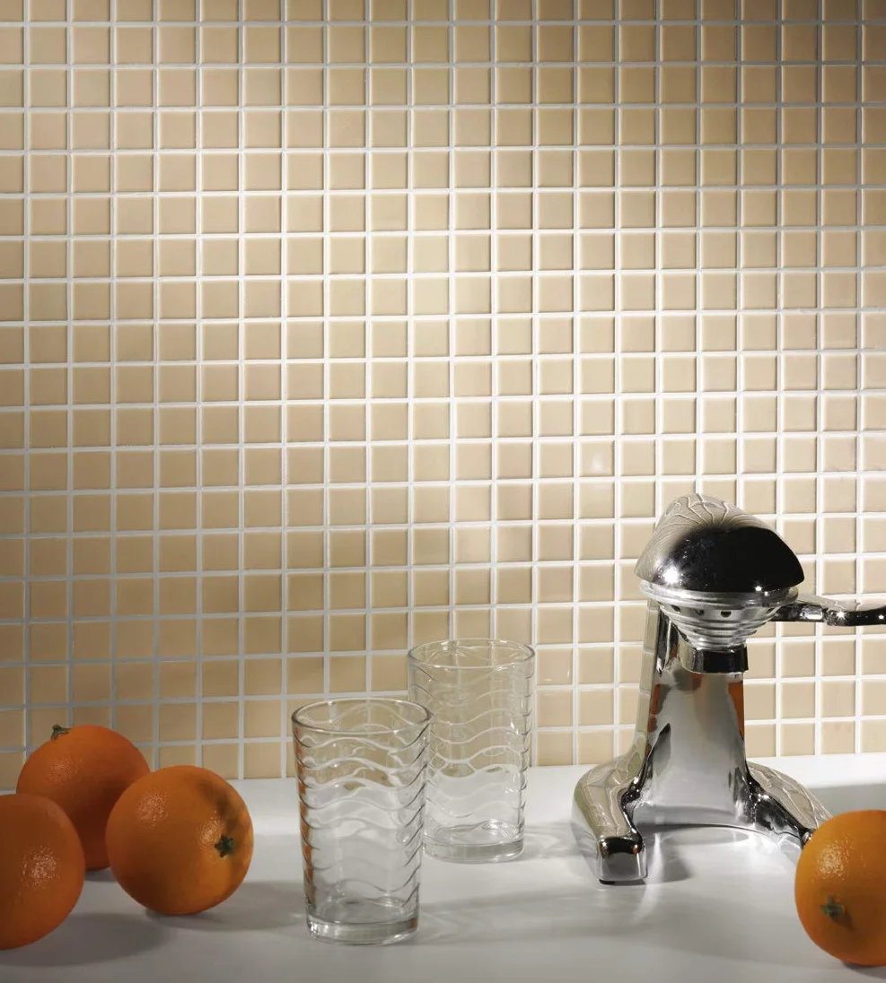 Modelo M003 (Beige Fuerte Mate) Mosaico enmallado de Porcelanico. Medida 2,5x2,5cm. Pegado en Mallas de 30x30cm.