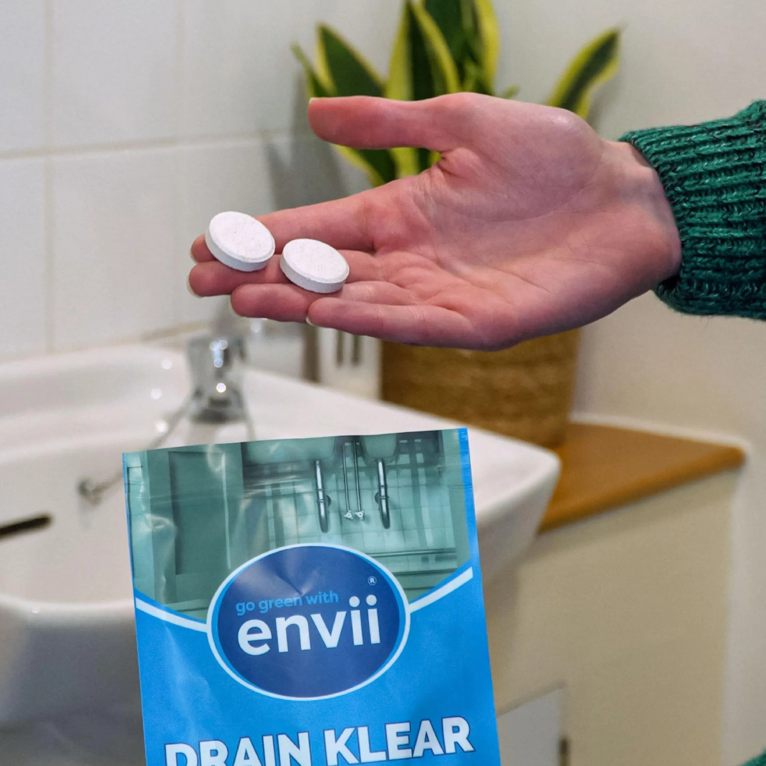 envii Drain Klear - Limpiador de desagües enzimático natural, desatascador fuerte de fregadero de cocina para tuberías, elimina el olor y limpia los desagües obstruidos, seguro para tanques sépticos