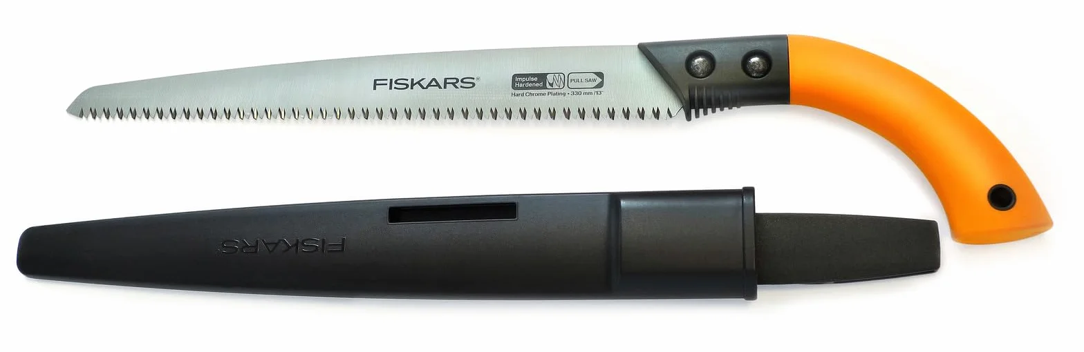 Fiskars Sierra para madera verde, Cuchilla fija, Funda de plástico incluida, Corte tirante, Longitud de cuchilla: 33 cm, Cuchilla de acero inoxidable, Negro/Naranja, SW84, 1001620