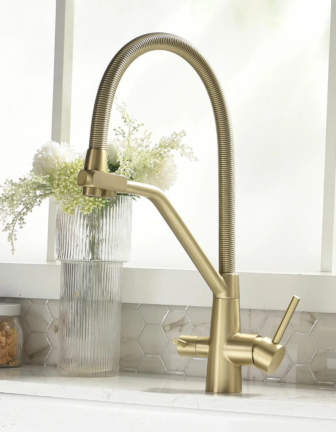 TIMACO Grifo de cocina dorado 3 vías giratorio 360° 3 en 1 para filtro de agua, grifo de resorte en espiral, doble palanca, alta presión, oro cepillado