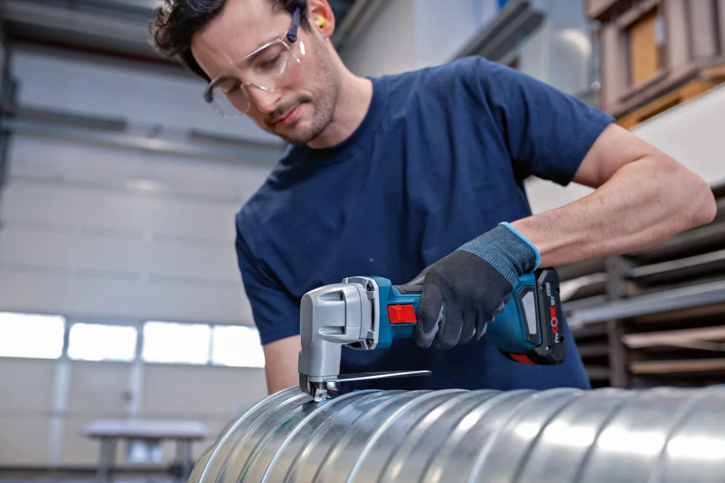 Bosch Professional 18V System cizalla a batería GSC 18V-16 E (potencia 700 W, ancho agarre 156 mm, tecnología motor sin escobillas, incl. 2 baterías 4.0Ah ProCORE, cargador rápido GAL 18V-40, L-BOXX)