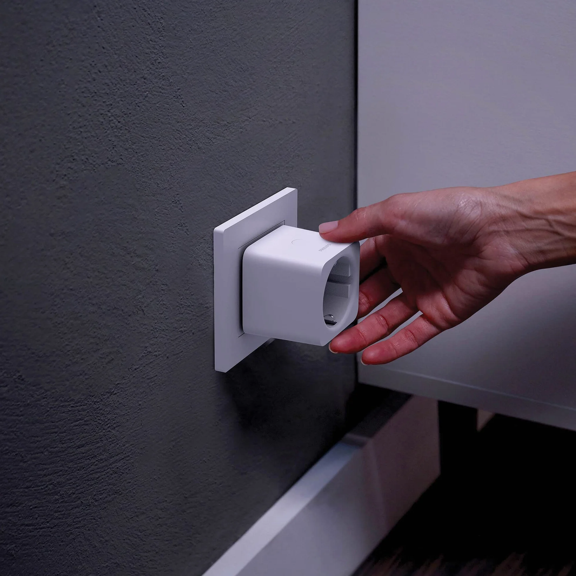 Philips Hue - Enchufe inteligente, Control remoto dispositivos, Ahorro de luz, Compatible con Alexa y Google Home