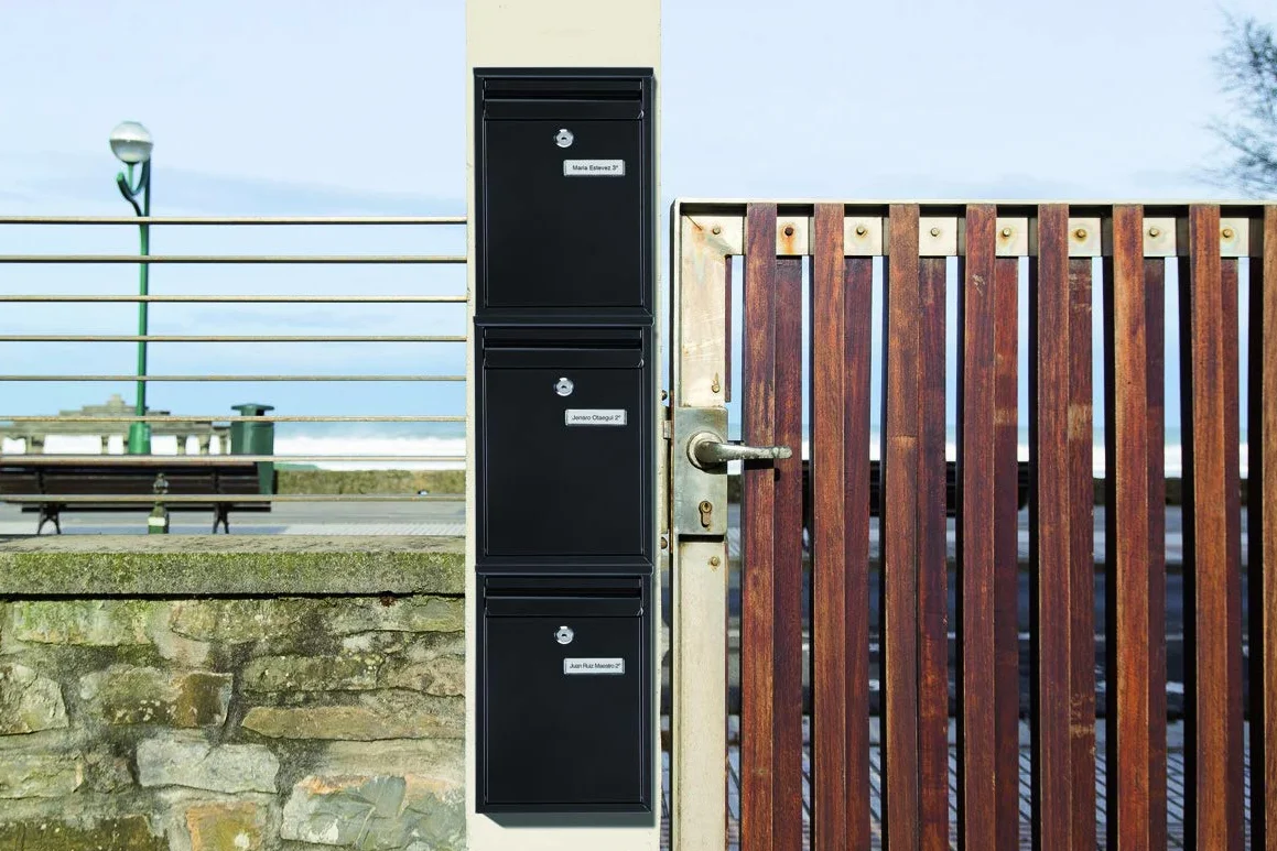 ARREGUI Zaguán E5754 Buzón Exterior de Acero Tamaño S (Correo DIN A5) | Buzón de Pared Pequeño | Buzón de Correo con Boca Trasera Recogecartas | Antilluvia | Fácil de Instalar | Negro