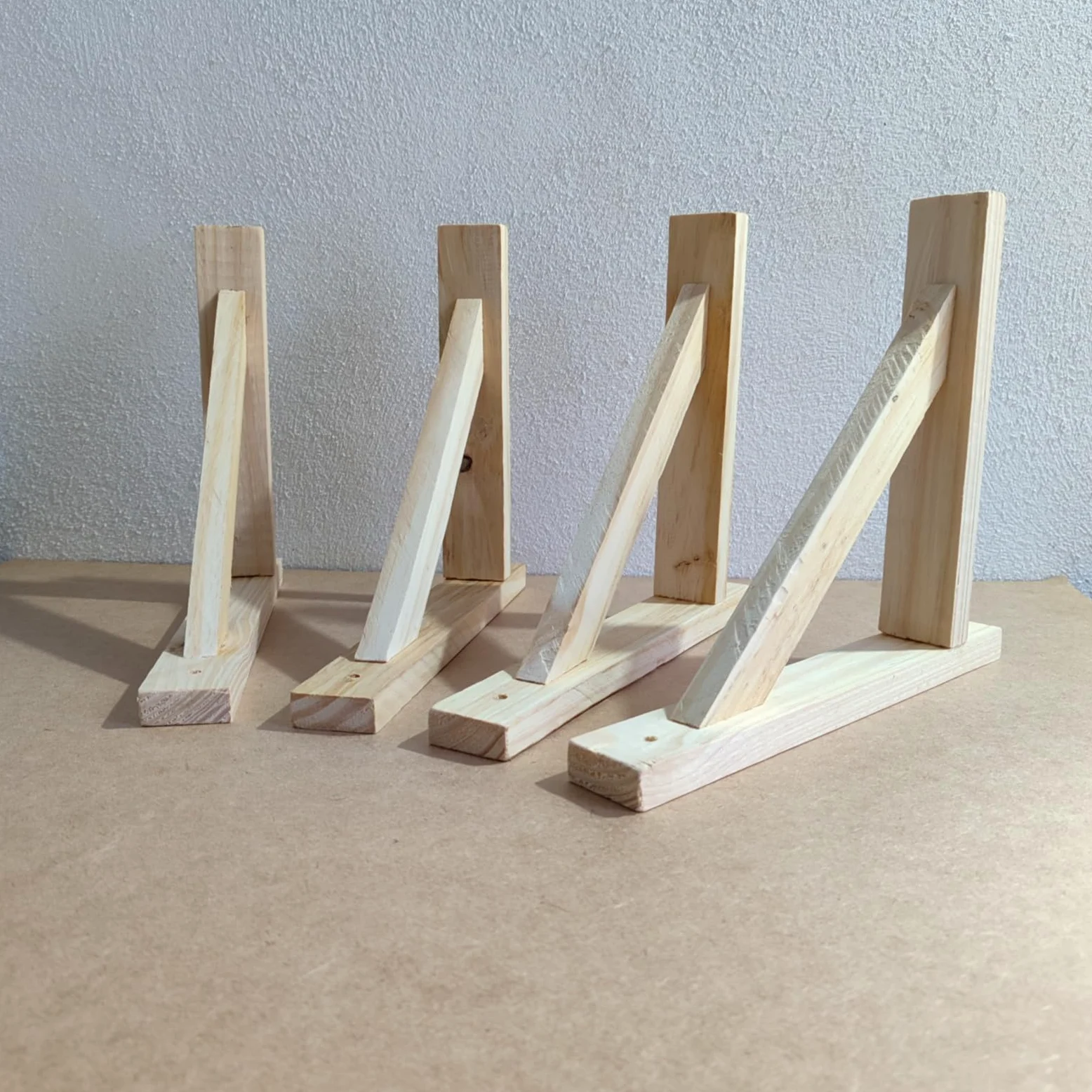 Soportes escuadras de Estante 4 unidades de Madera de Pino Aketemola | Estilo Natural para Baldas | Hechas a Mano | Fácil Instalación | 28x22 cm