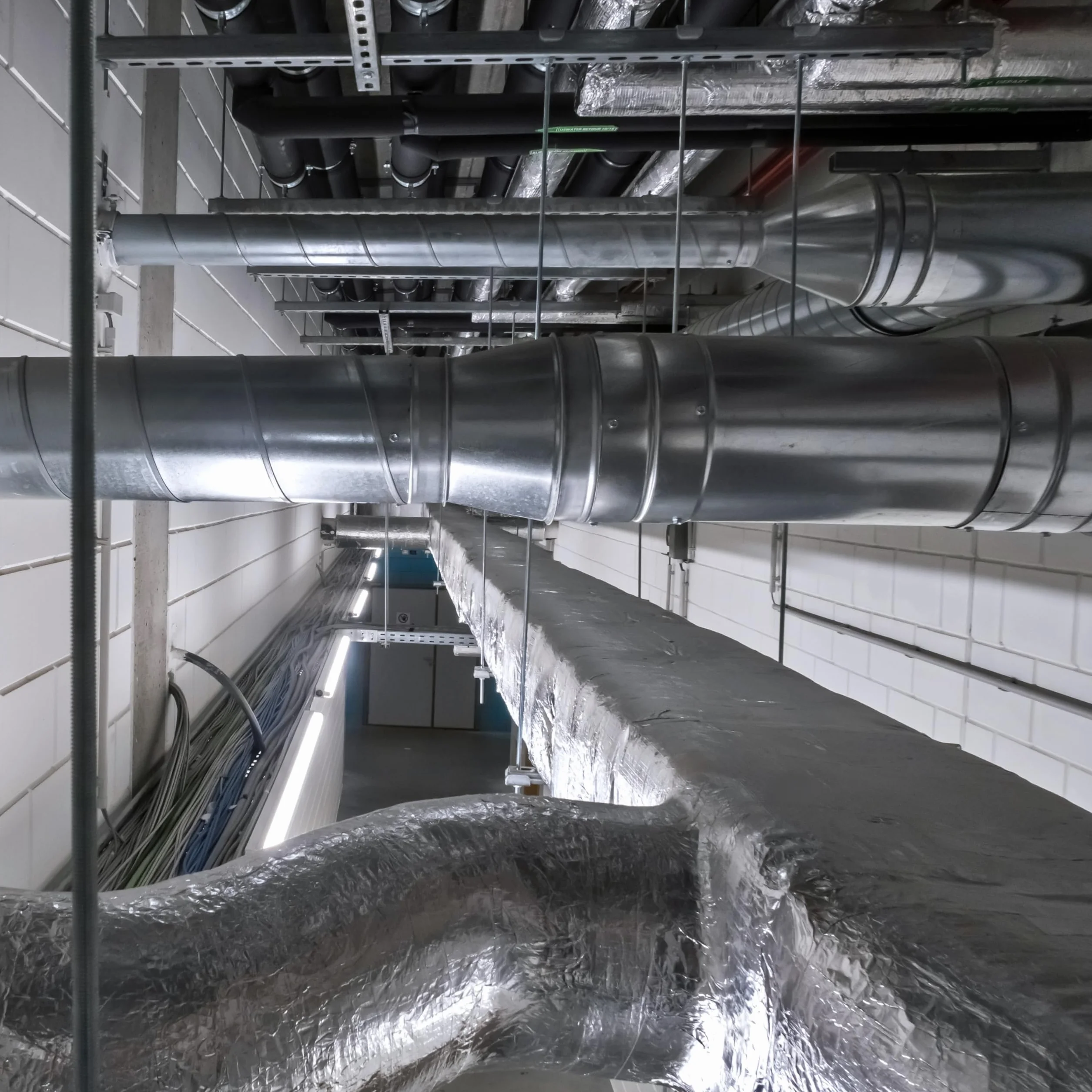 ISOLATECH Cinta Adhesiva de Aluminio 100mm x 45m - Cinta Selladora Resistente al Calor para Aislar, Sellar y Reparar Tuberías, Conductos y Cables | Cinta de sellado de aluminio resistente al calor, para sellar, aislar y aislar tuberías, mangueras y tuberí