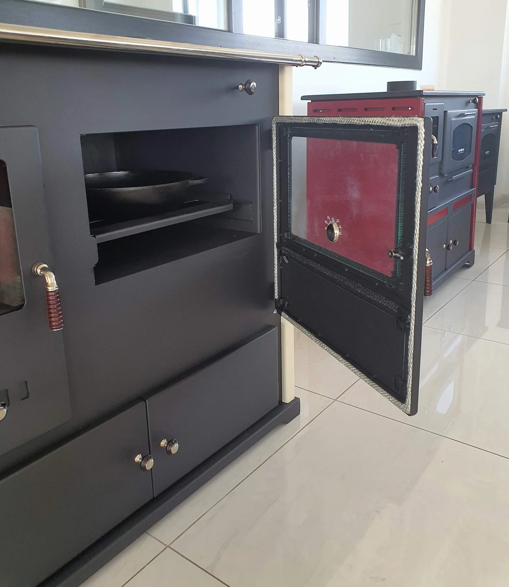 Estufa de leña Practik Lux 9,5 kW metal con compartimento y placa de cocción beige/negro