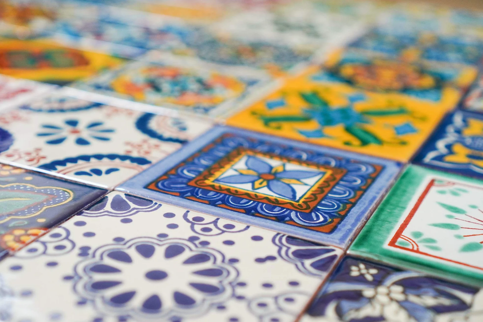 Paquete de 36 azulejos Talavera mexicanos hechos a mano surtidos de 10,5 cm: 'Aleatorio'