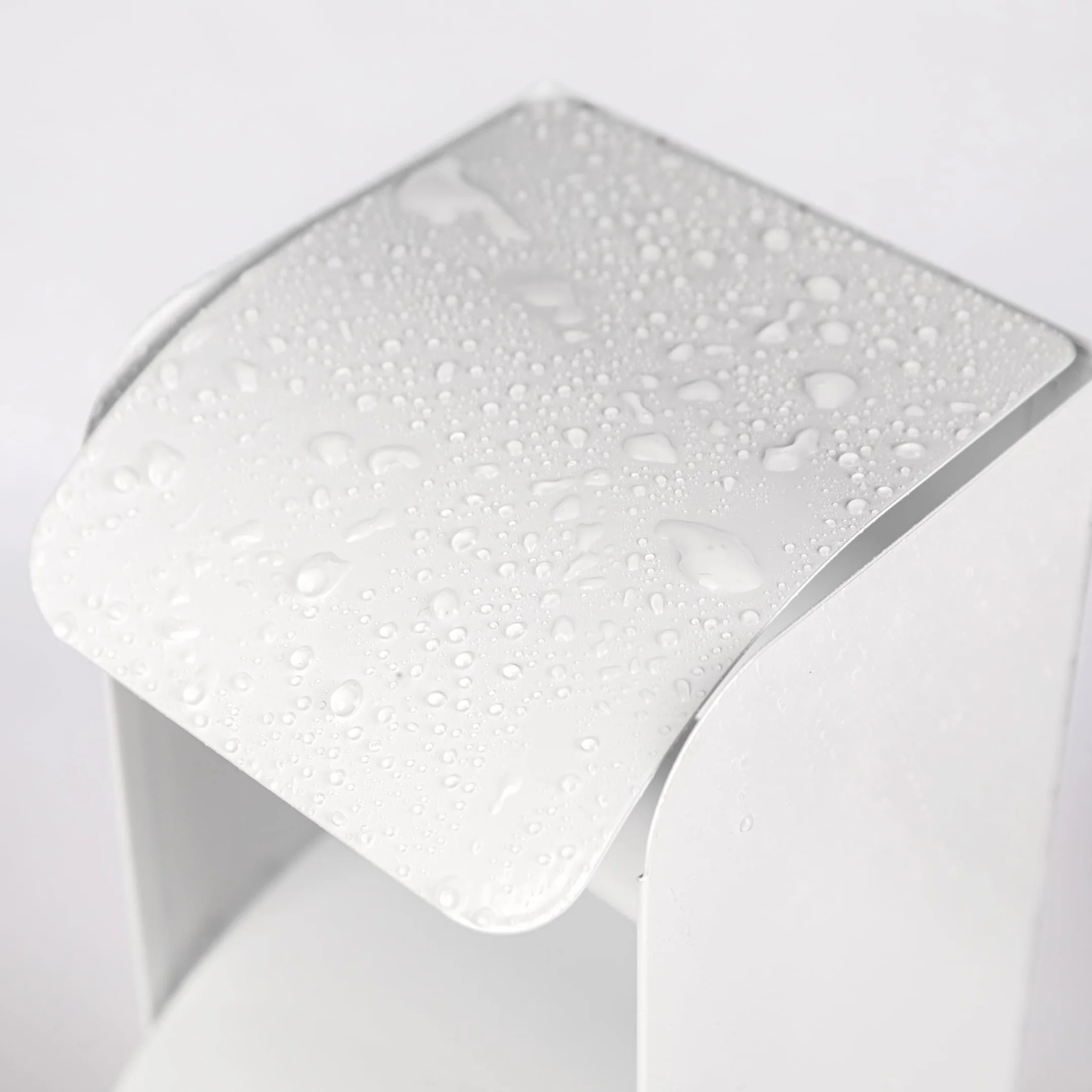 Dispensador comercial de papel higiénico de acero inoxidable, soporte para 3 rollos con cerradura, montaje en pared, opción de rollo doble, color blanco