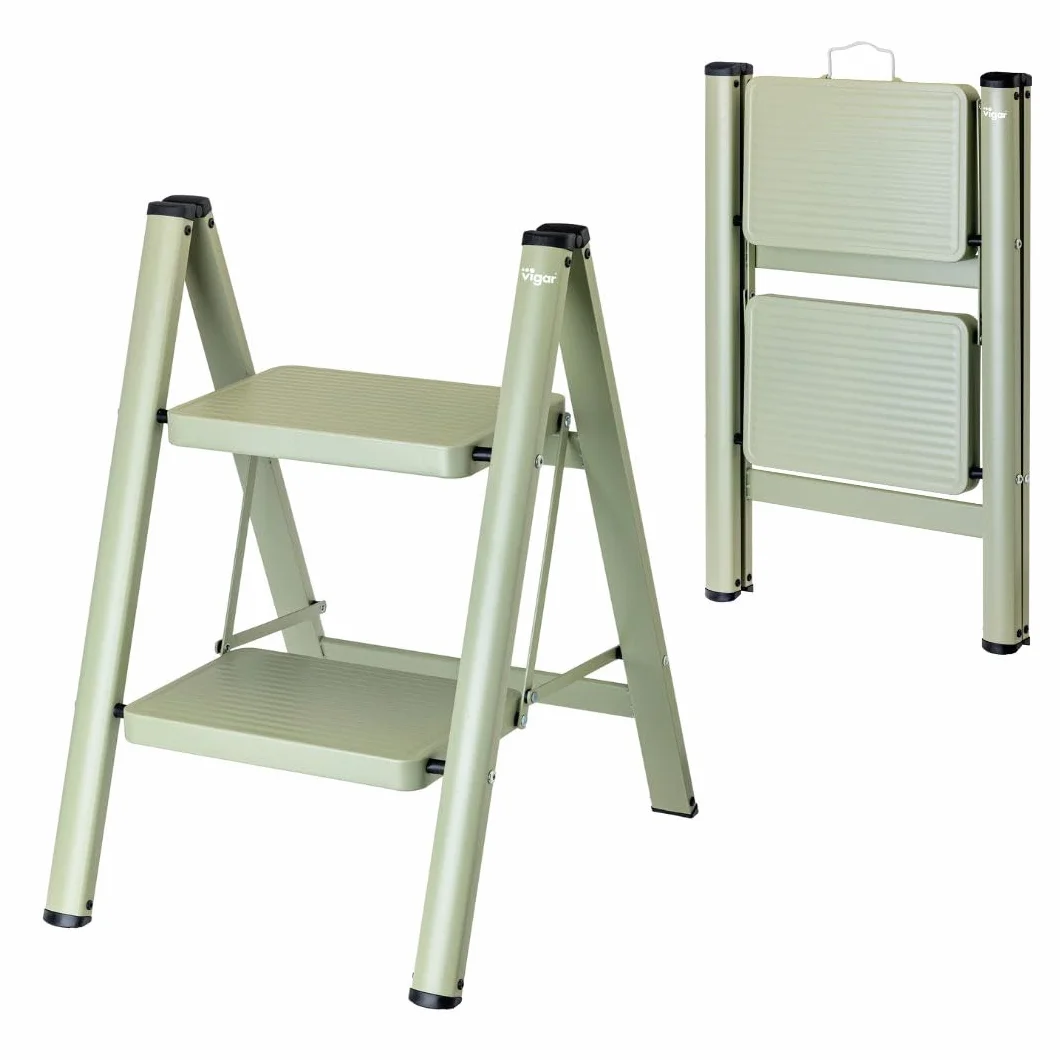 Vigar Escalera Plegable - 2 Peldaños de Acero, Taburete Plegable Portatil Antideslizante con Asa Metal, Taburete Escalera Banquito Step Stool hasta 150 kg, Compacto Ligero para Cocina Hogar - Verde