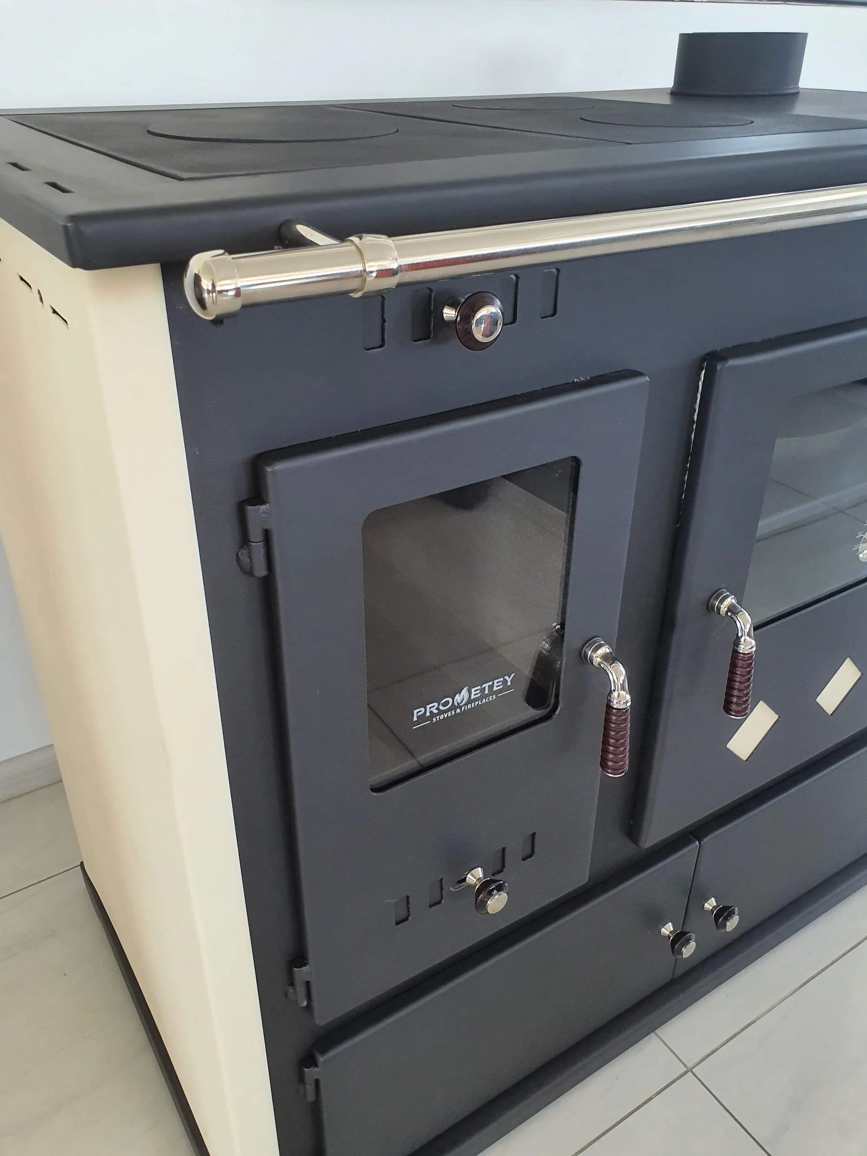 Estufa de leña Practik Lux 9,5 kW metal con compartimento y placa de cocción beige/negro