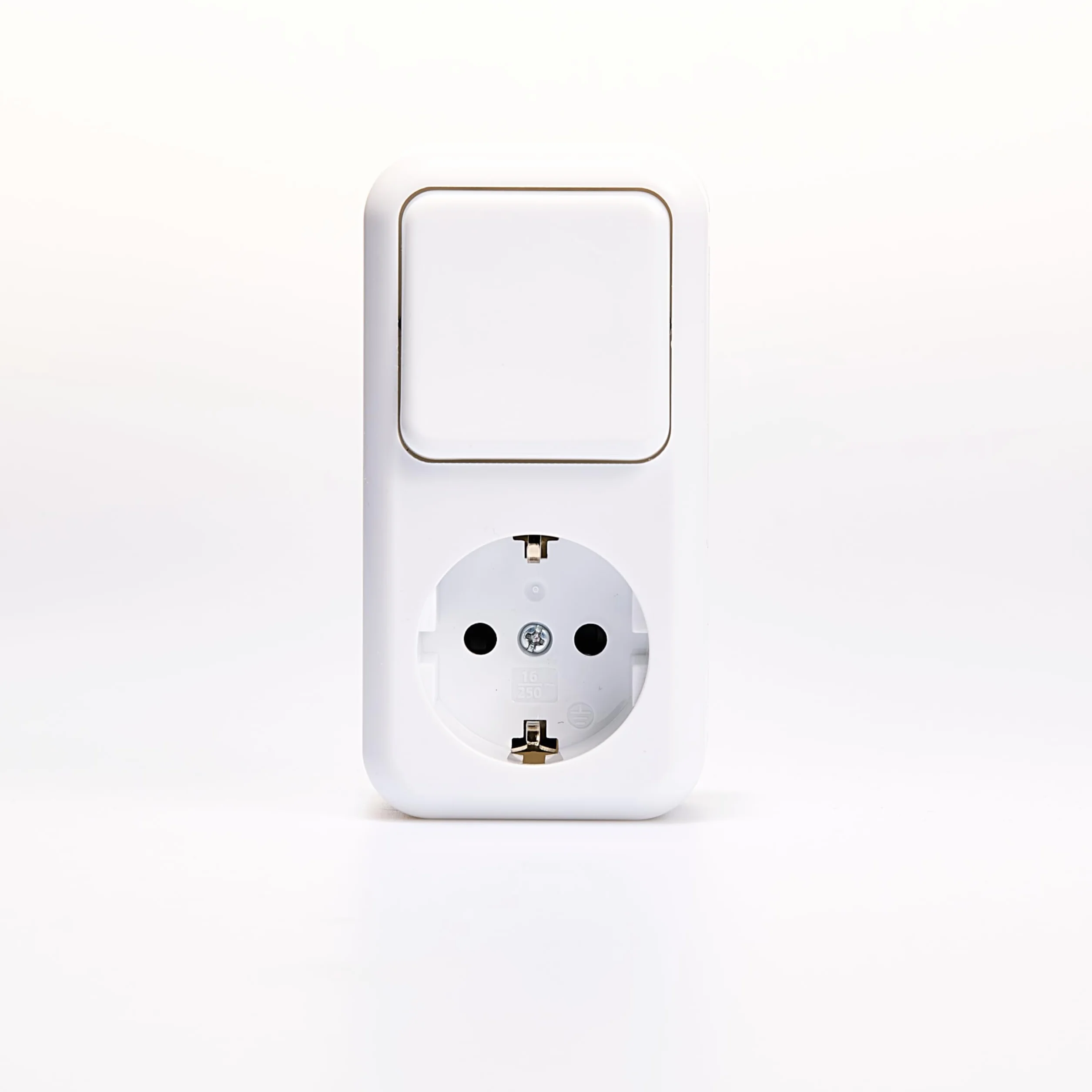 Galas Combinación de Tomas de Corriente AP 250V/16A Interruptor de Superficie 250V/10A Blanco