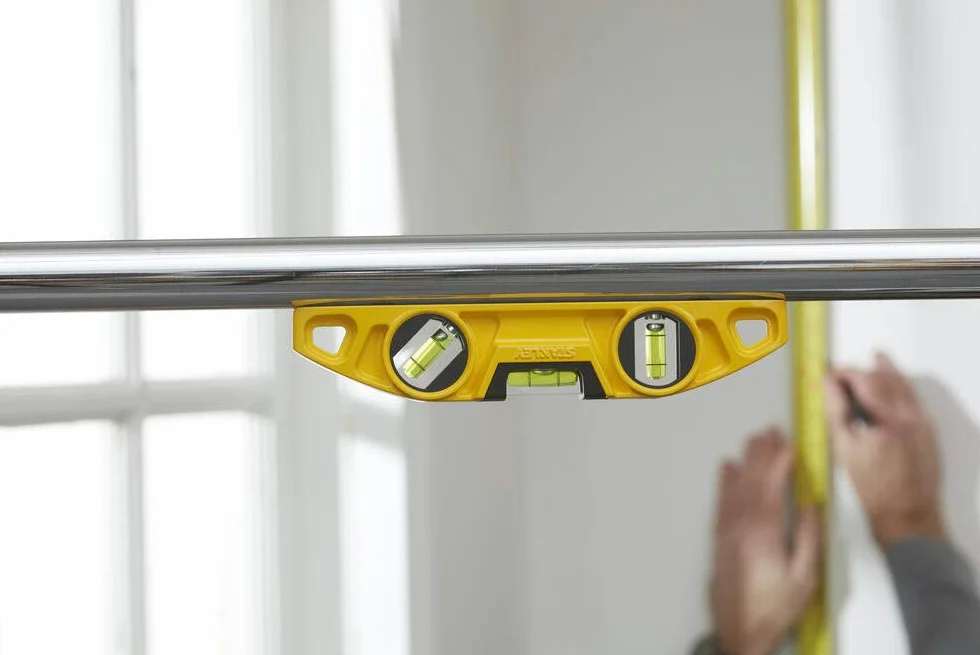 STANLEY FATMAX Nivel Torpedo magnético, Longitud 22 cm, cuerpo de aluminio, 3 burbujas, precisión de 0.5 mm/m, base magnética en V para tubos, 0-43-603