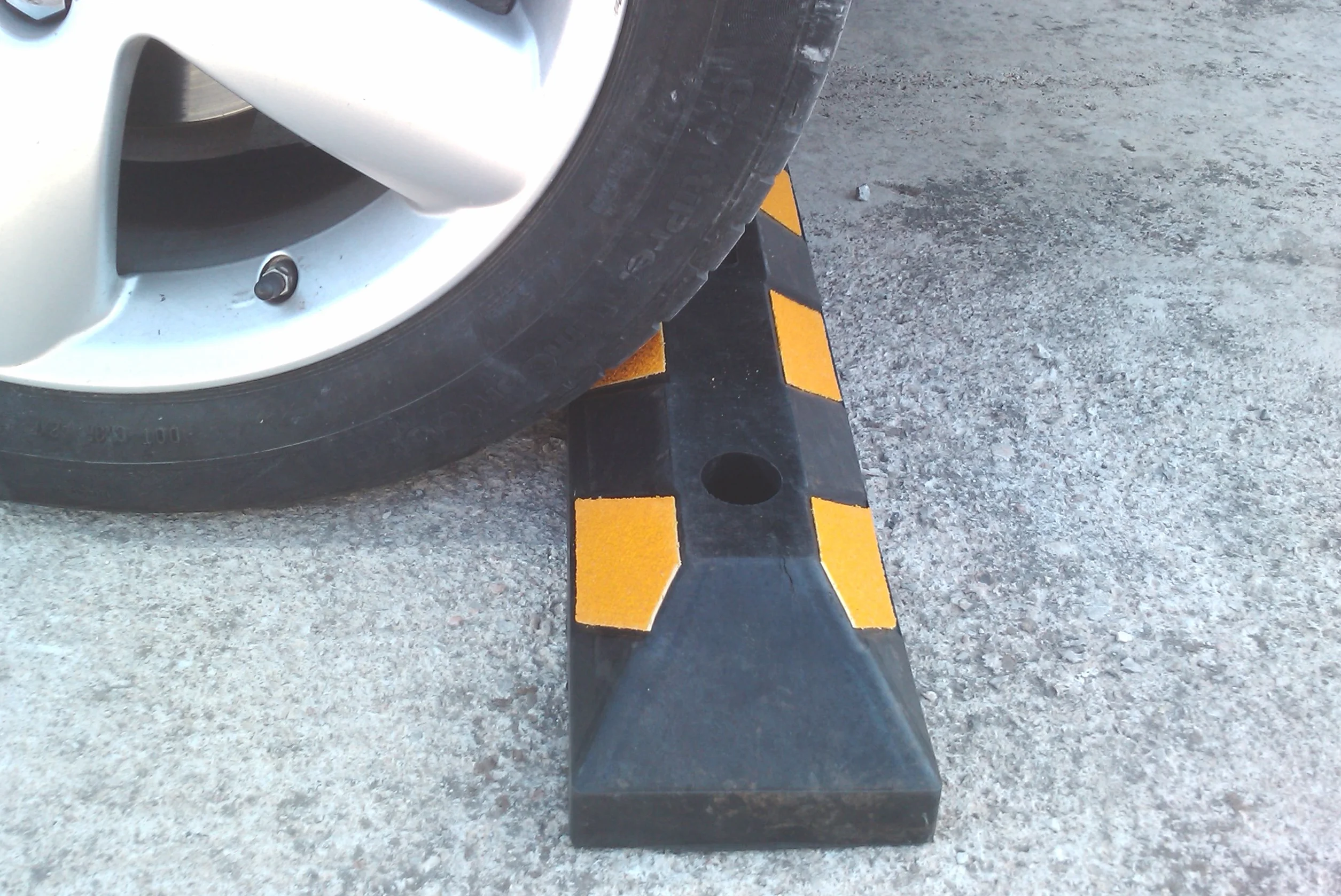 Tope Rueda de Goma Para Estacionar y Garajes, Negro Amarillo, 55x15x10 cm (Paquete de 1)