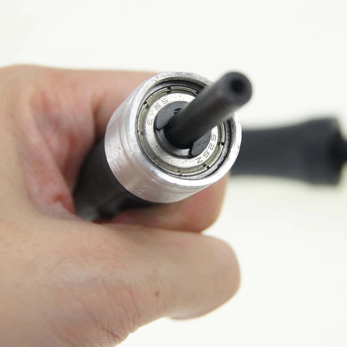 KATSU Eje de Extensión de Taladro Flexible con Portabrocas de Llave de 10mm, 55" de Largo, Adaptador de Accesorio de Herramienta Rotativa de Mini Amoladora Multiusos 105045