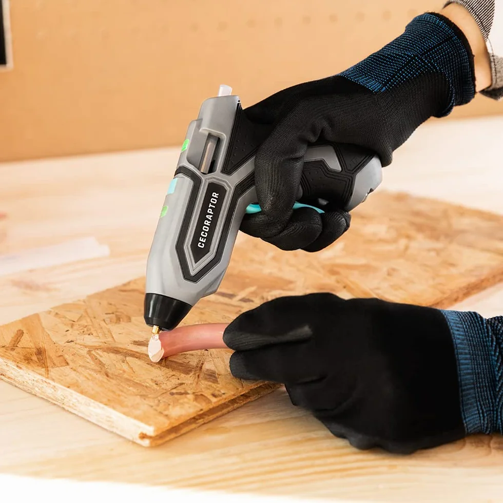 Cecotec Pistola de Encolar sin Cables CecoRaptor Perfect Fix 360 X-Treme. Batería de 3,7V y 1500 mAh, Diámetro barra 7mm y 140 mm de Largo, Calentamiento 90s, Autonomía hasta 30 min