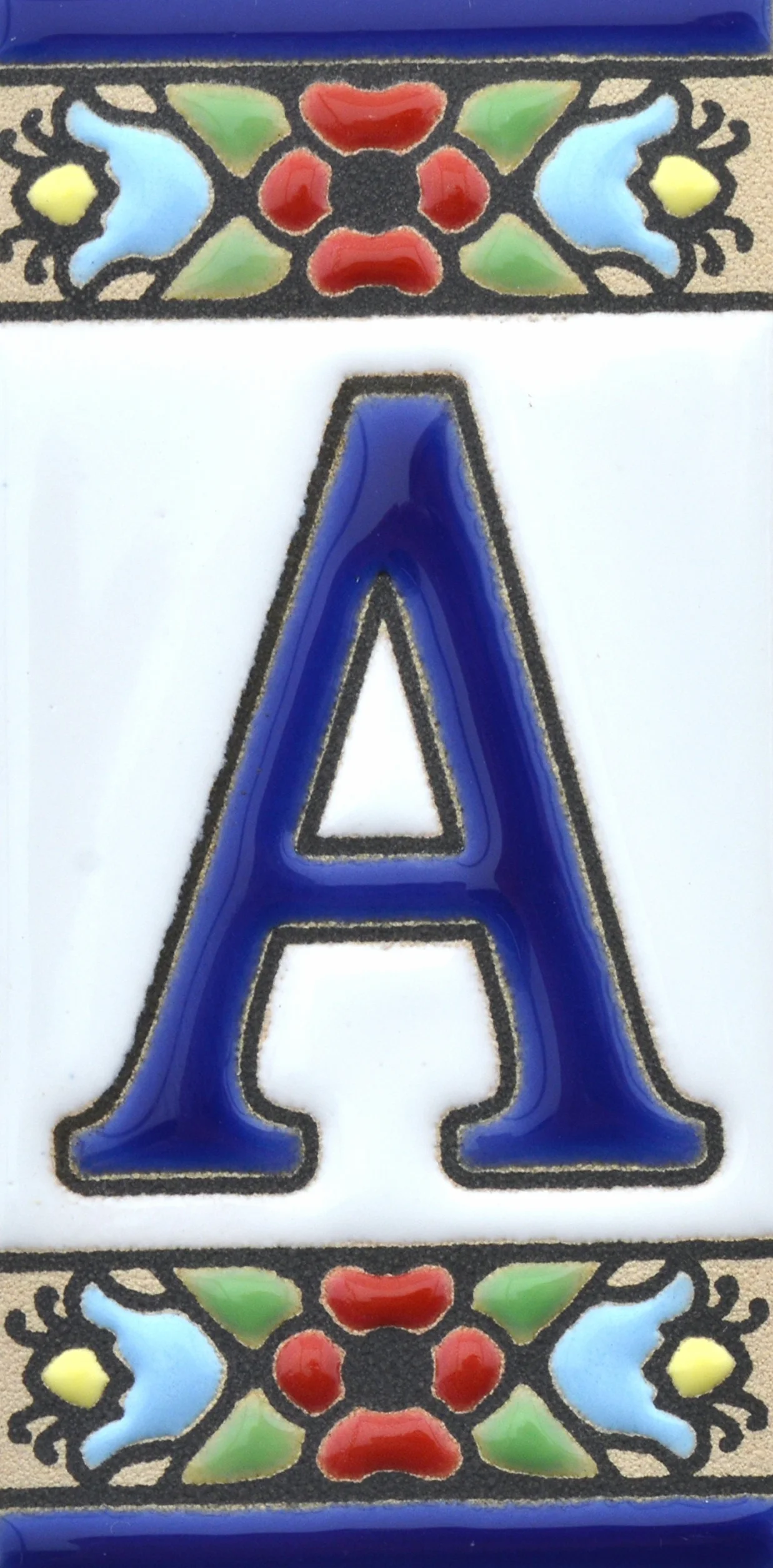 Letreros con numeros y letras en azulejo de ceramica, pintados a mano en técnica cuerda seca para nombres y direcciones. Texto personalizable. Diseño FLORES MINI 7,3 cm x 3,5 cm. (LETRA "A")