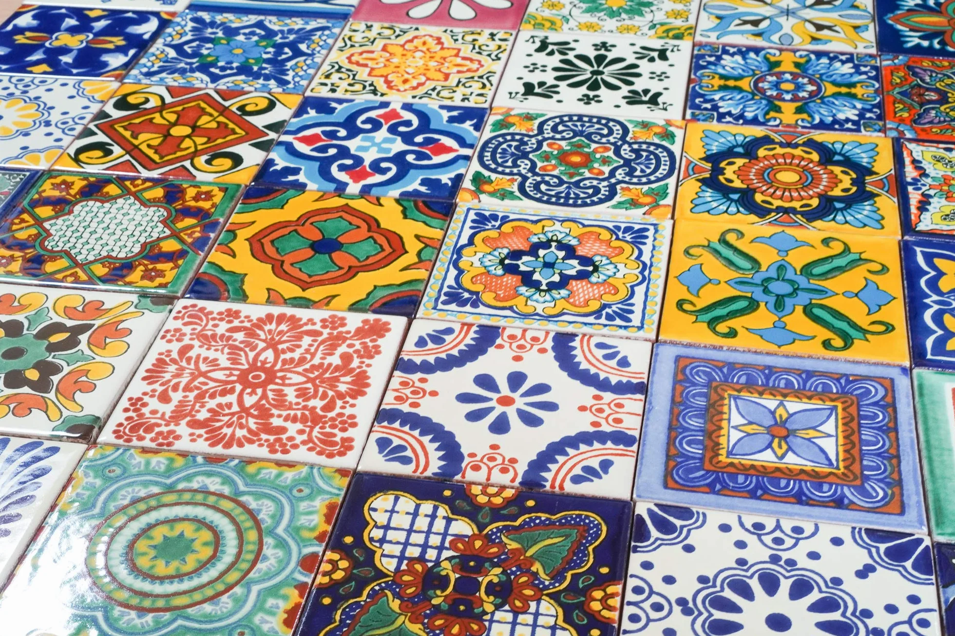 Paquete de 36 azulejos Talavera mexicanos hechos a mano surtidos de 10,5 cm: 'Aleatorio'