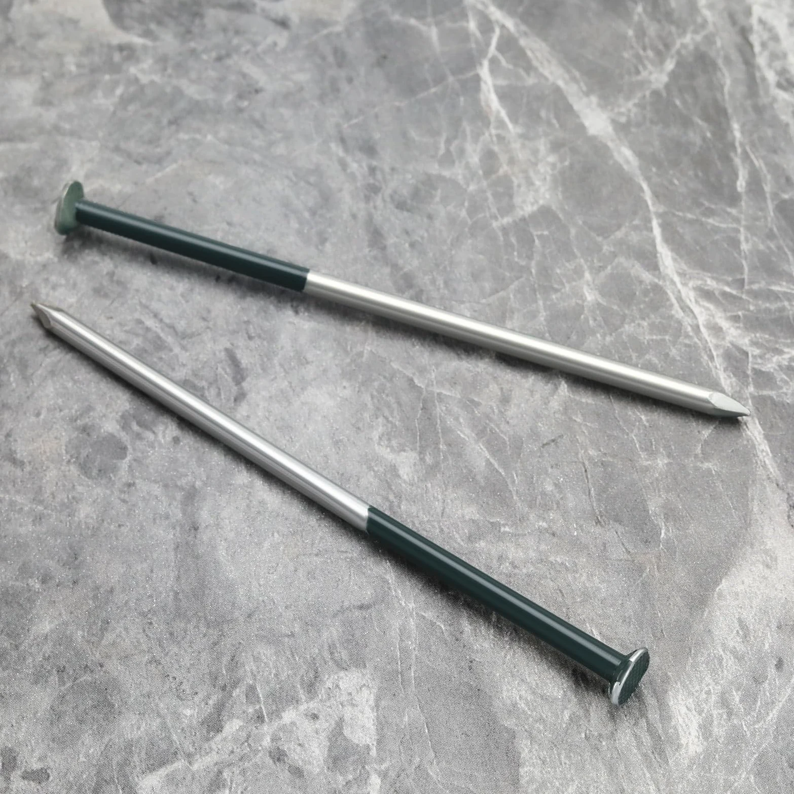 50pcs Clavos Césped Artificial Color Verde Oscuro 5 Mm X 150 Mm Clavos Cabeza Redonda Galvanizados Juego Clavos para Asegurar Telas Esteras Malas Hierbas Redes Láminas Suelo Y Más