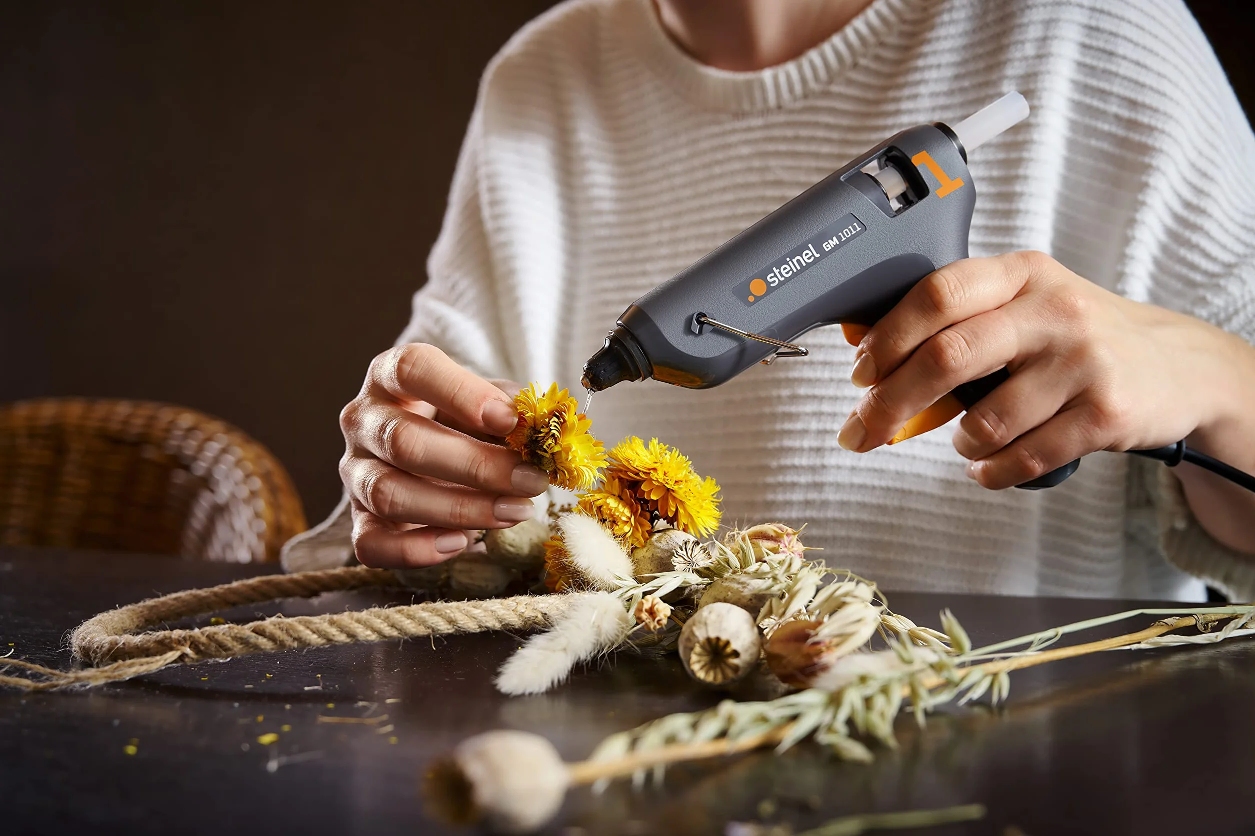 Steinel GlueMatic 1011 Pistola termofusible | con 2 barritas de adhesivo de 11 mm y cable de 2 metros, ideal para trabajos de bricolaje, manualidades y decoraciones