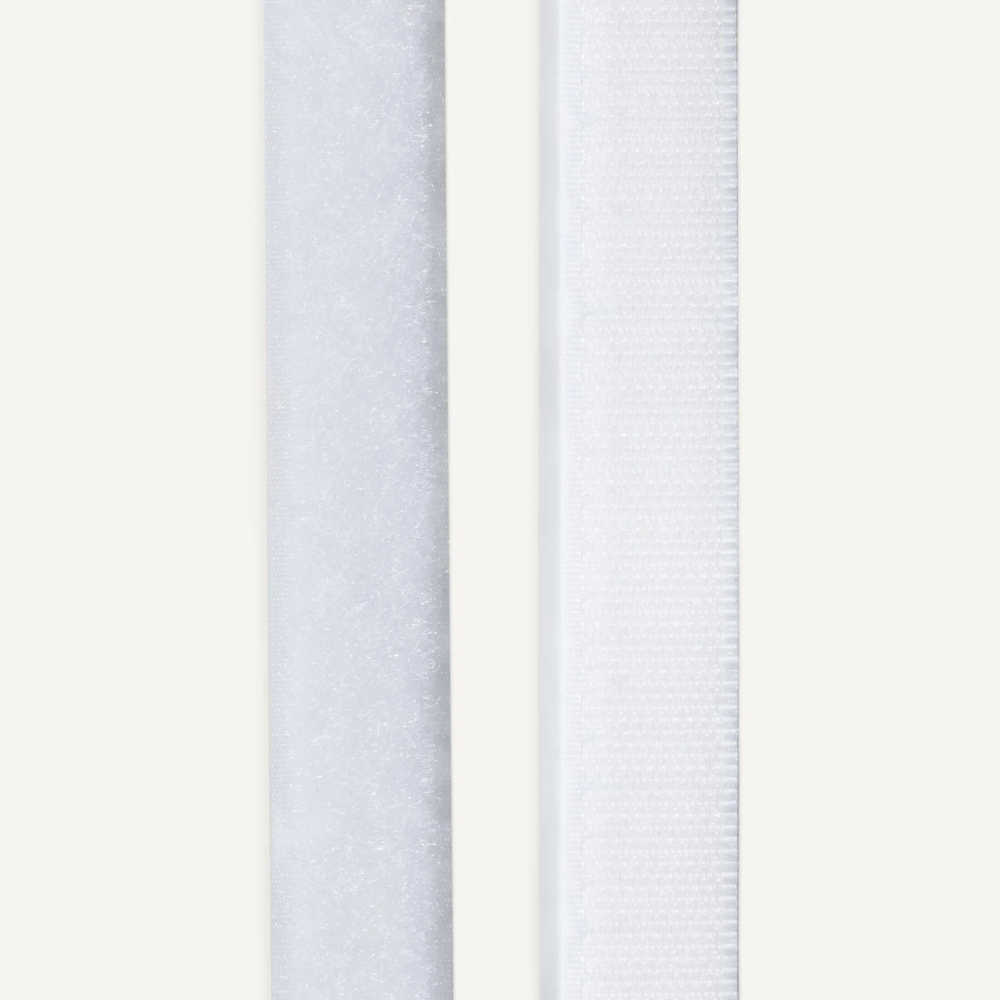 Amazon Basics Cinta de Gancho y Bucle, Dorso Adhesivo, 3m x 1,9cm, Blanca