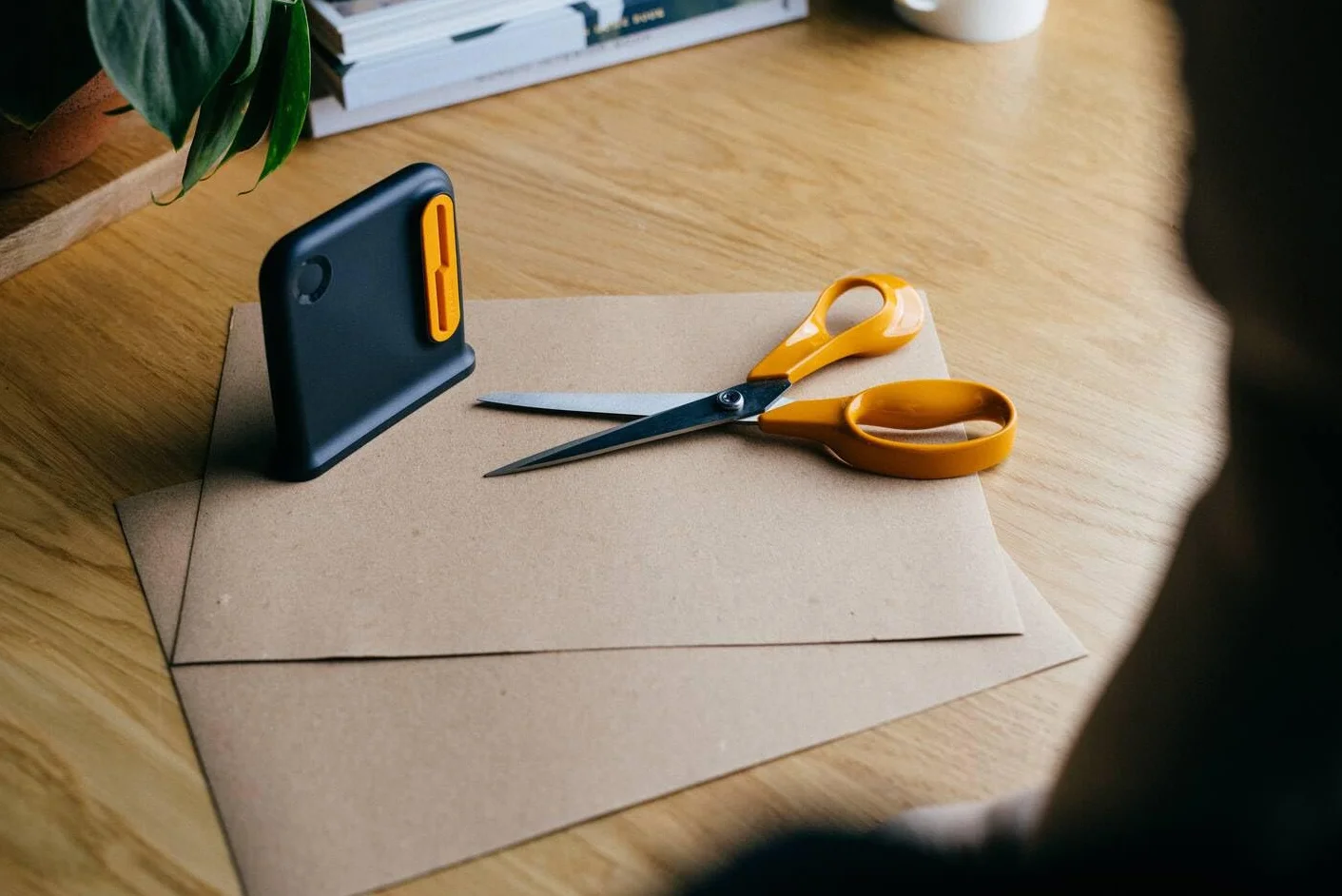 Fiskars Afilador de Tijeras, Idóneo Para Tijeras Multiusos Para Diestros, Diseño Ergonómico, Mínimo 55% de Material Reciclado, Carcasa de ABS Reciclado al 80%, Negro/Naranja, 1081129