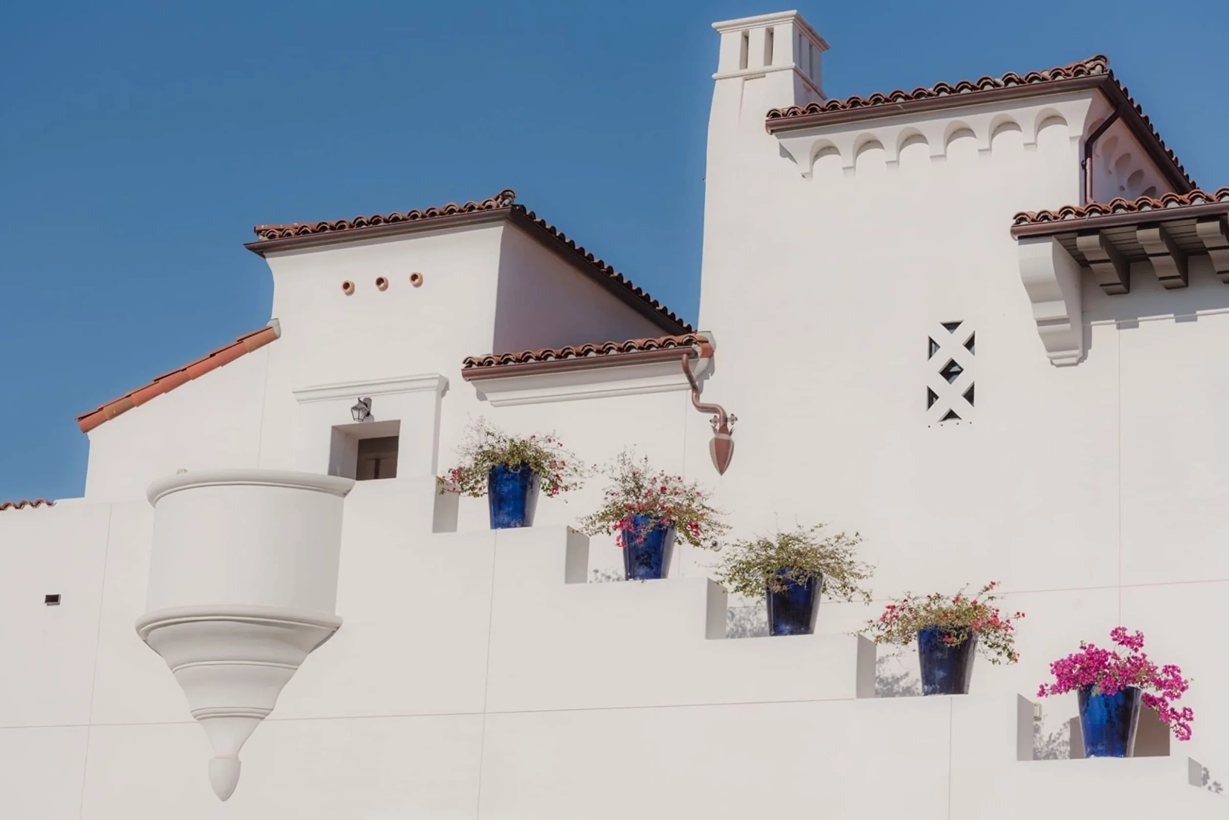 ALBACOR Pintura Blanca Exterior Pintura Fachada Antimoho Plus, Con Protección al Moho y Verdín, Alta Resistencia al Exterior, Impermeable, Revestimiento de Larga Duración (5 Kilos)