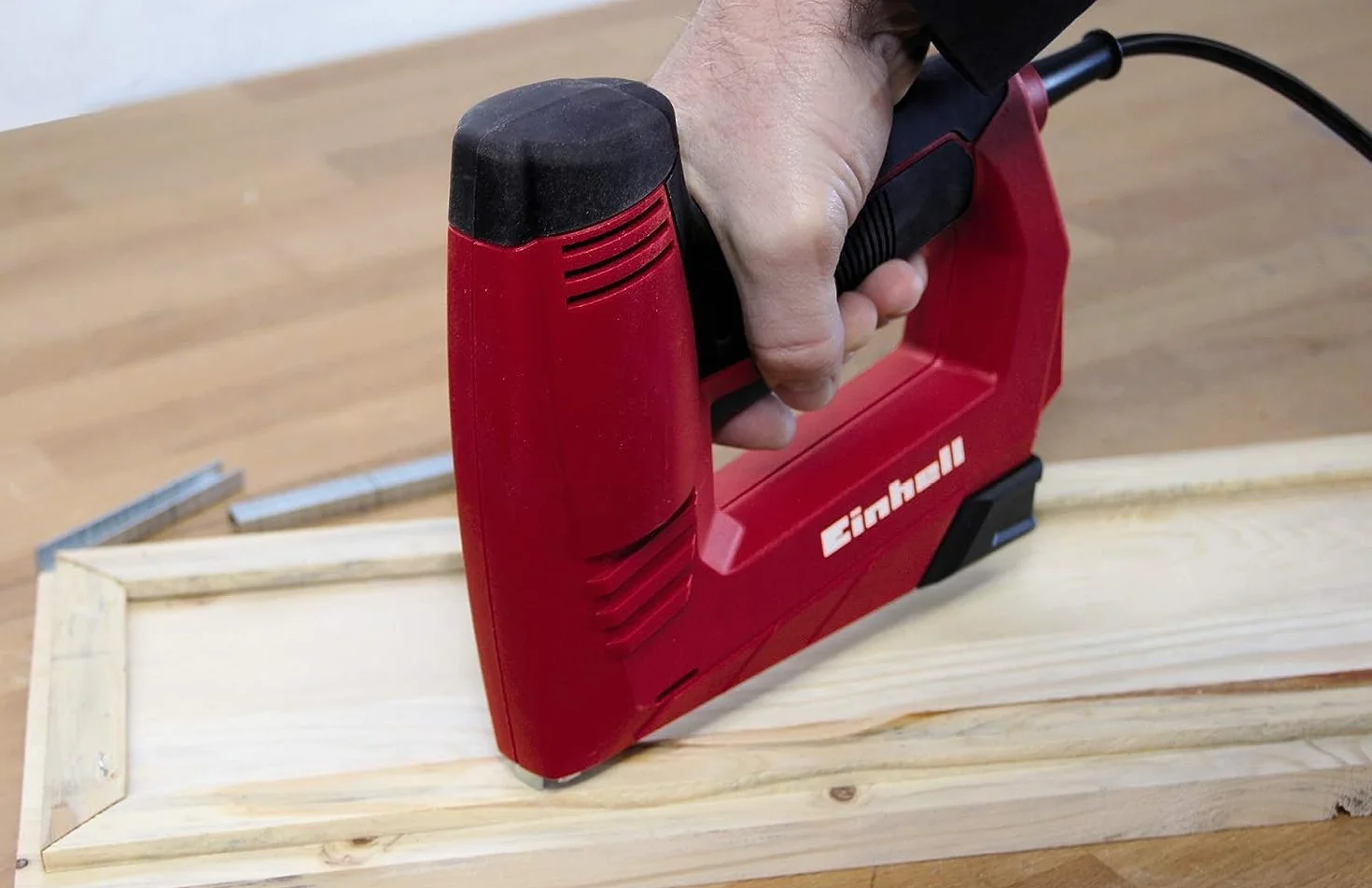 Einhell Grapadora eléctrica TC-EN 20 E (220-240 V, sopla a 20 como mínimo, incluye 1000 grapas y 500 clavos)