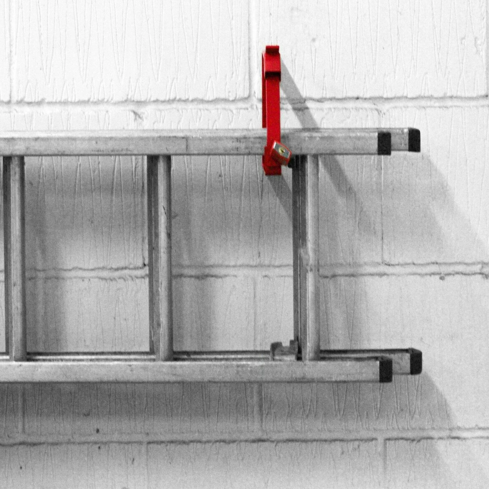 SPARES2GO Escalera de pared universal con cerradura doble y triple y juego de candado, color rojo