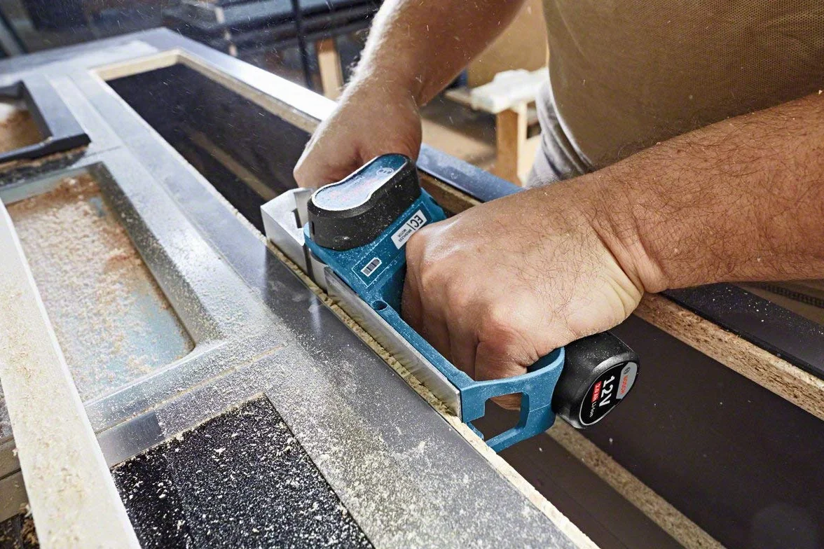 Bosch Professional 12V System cepillo a batería GHO 12V-20 (anchura del cepillo máx.: 56 mm, sin batería/cargador)