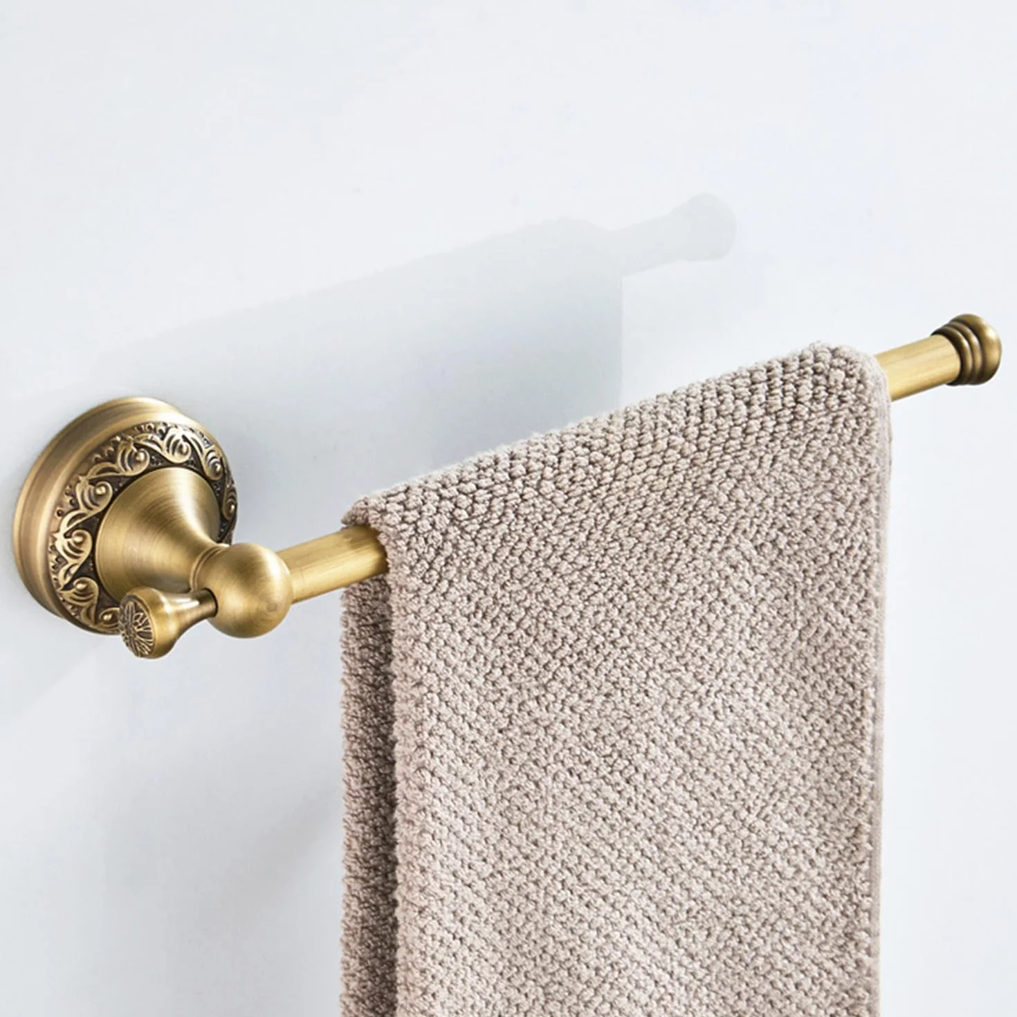 Flybath Toallero abierto de latón envejecido con patrón tallado, soporte para toallas de baño, montaje en pared, bronce cepillado