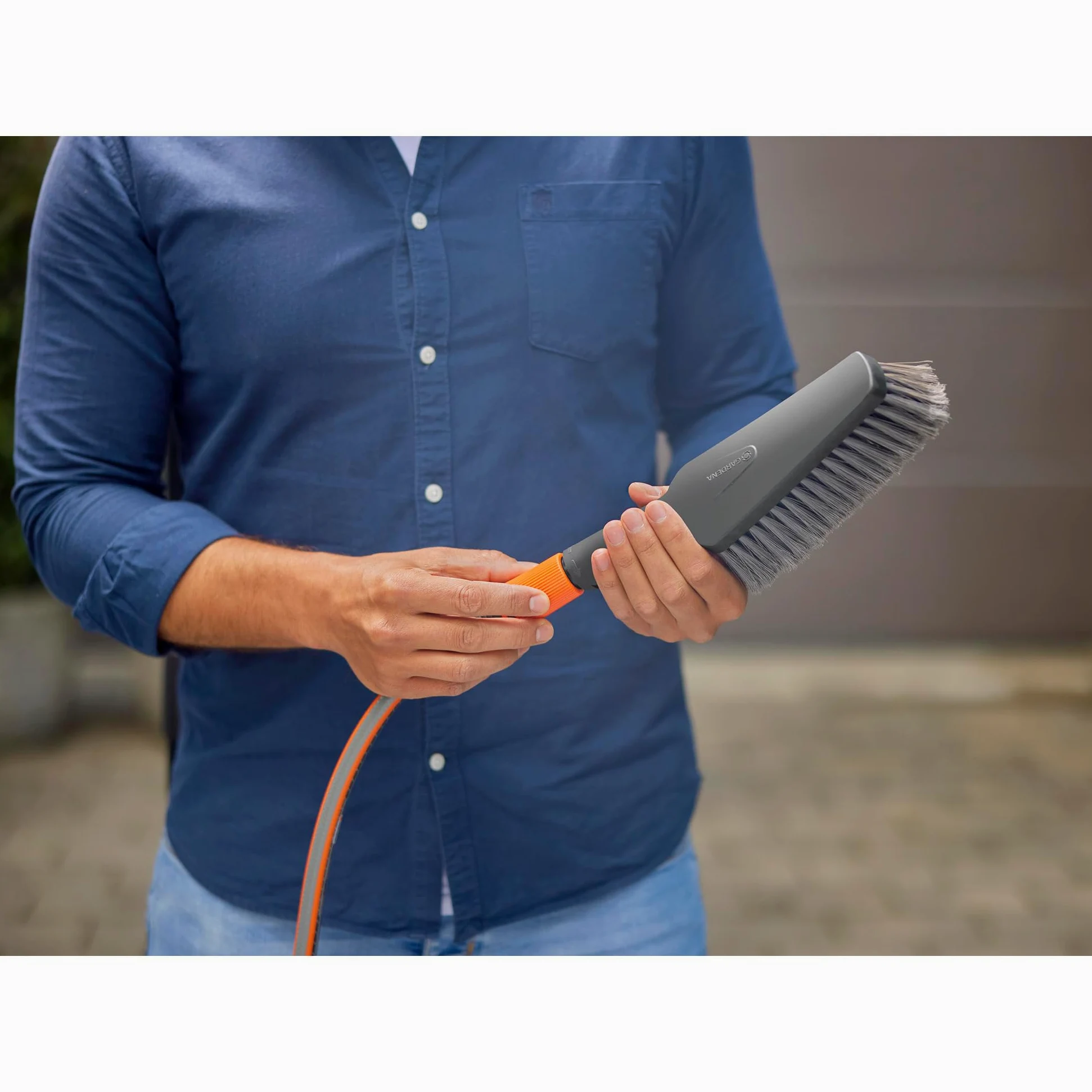 Gardena Cleansystem Juego de Lavado con Cepillo de Mano M Suave: para superficies pequeñas y delicadas, con flujo regulable, incl. barritas de champú para una limpieza eficaz (18863-20)