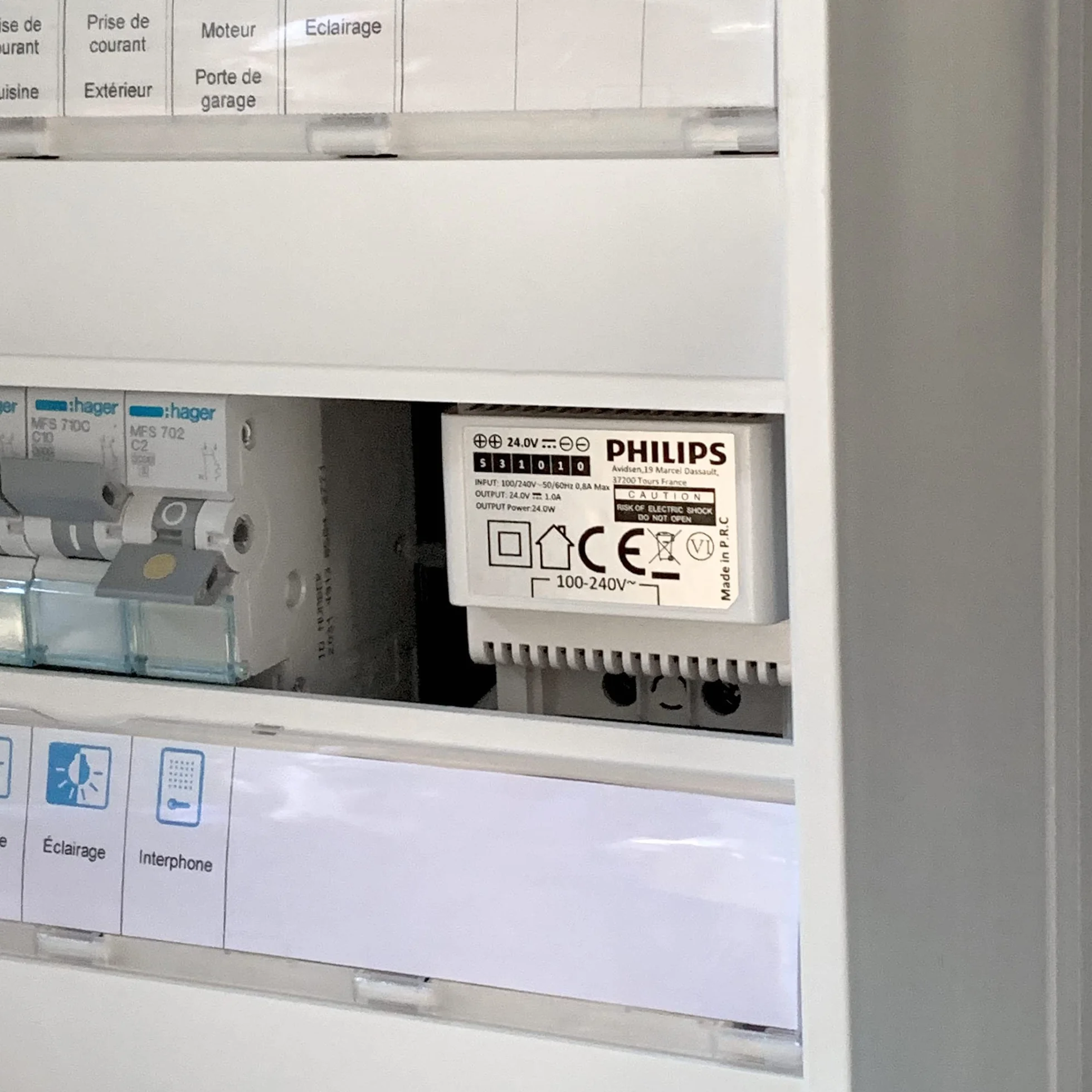 Philips Transformador, Fuente de Alimentación para Videoportero e Interfono | De 100-240 V AC a 24 V DC 1 A, 3 módulos DIN, montaje mural opcional, uso interior y compatibilidad WelcomeEye seleccionada.