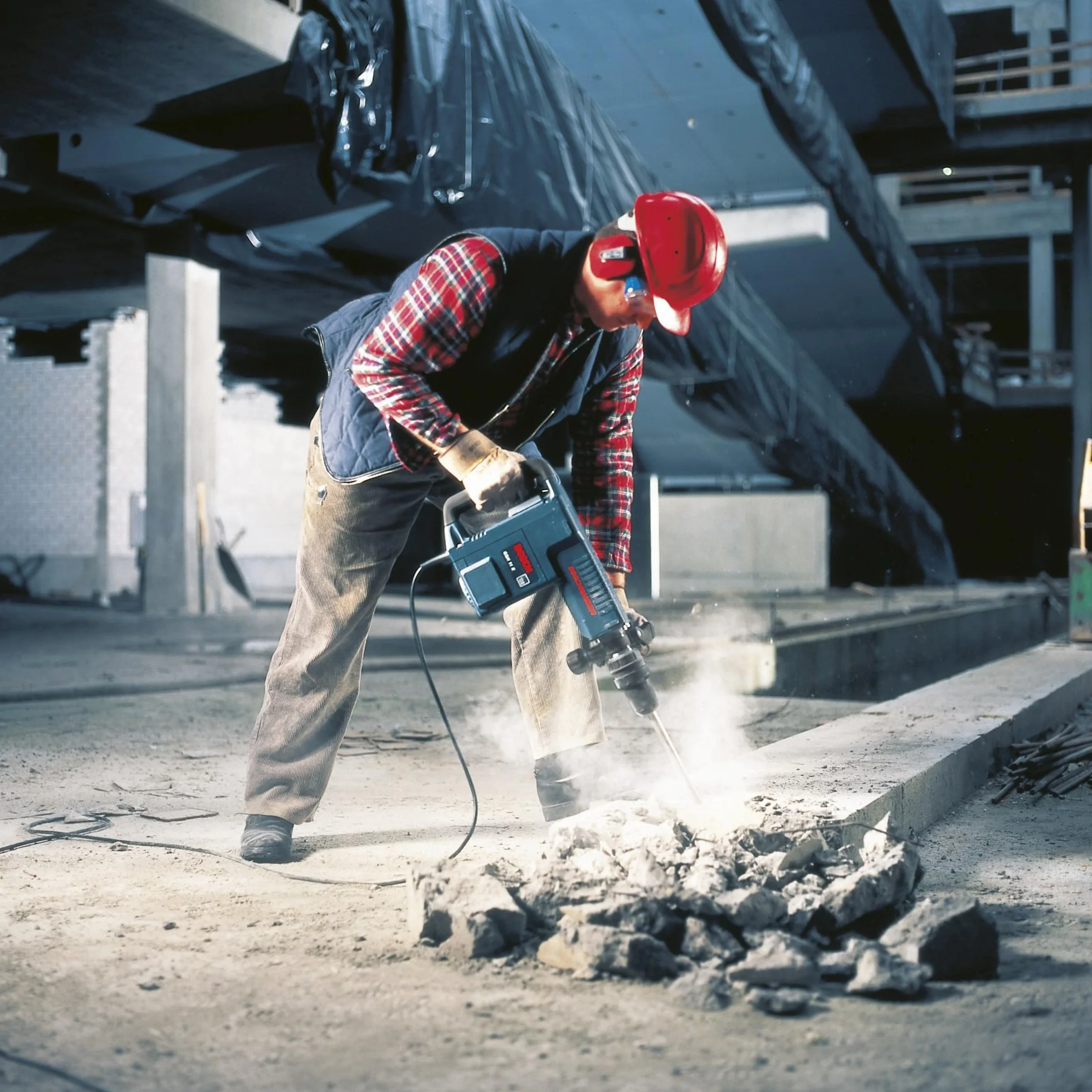 Bosch Professional martillo demoledor GSH 11 E (incl. empuñadura auxiliar, 1 maletín, 1 cincel plano, SDS max, RTec Sharp, 400 mm, paño para la máquina)