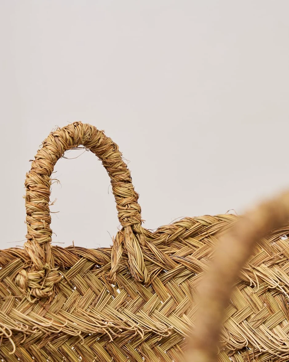 Leñero Esparto con Asas - Cesto Ovalado para Leña y Decoración Rf. 7109-2 | Elaborado a mano con fibras naturales. Resistente, versátil e ideal para leña, mantas, revistas o decoración.